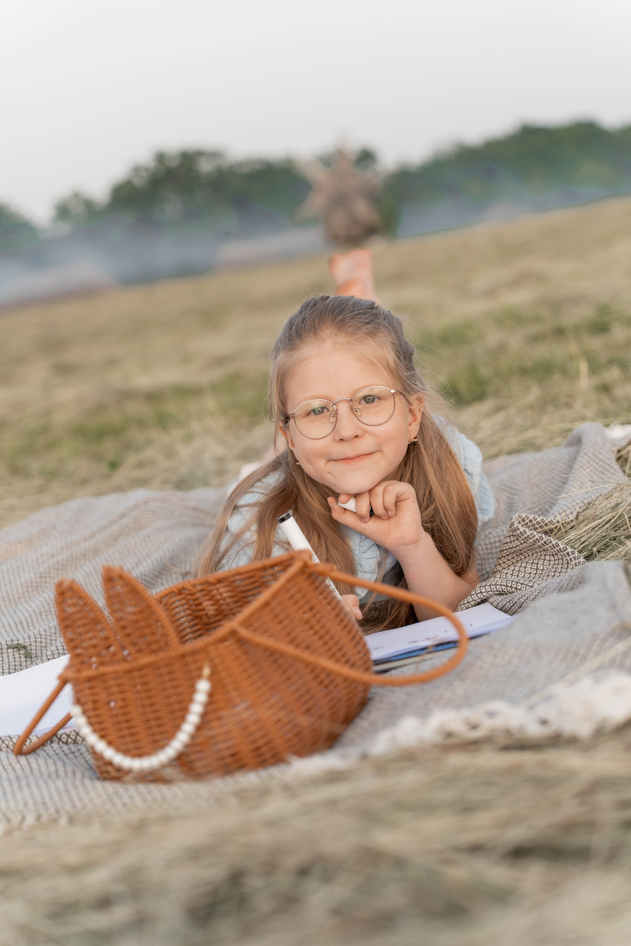 Сімейна фотосесія в Пирогово мами з двома донями. Сімейний фотограф Київ Наталія Шкаврон
