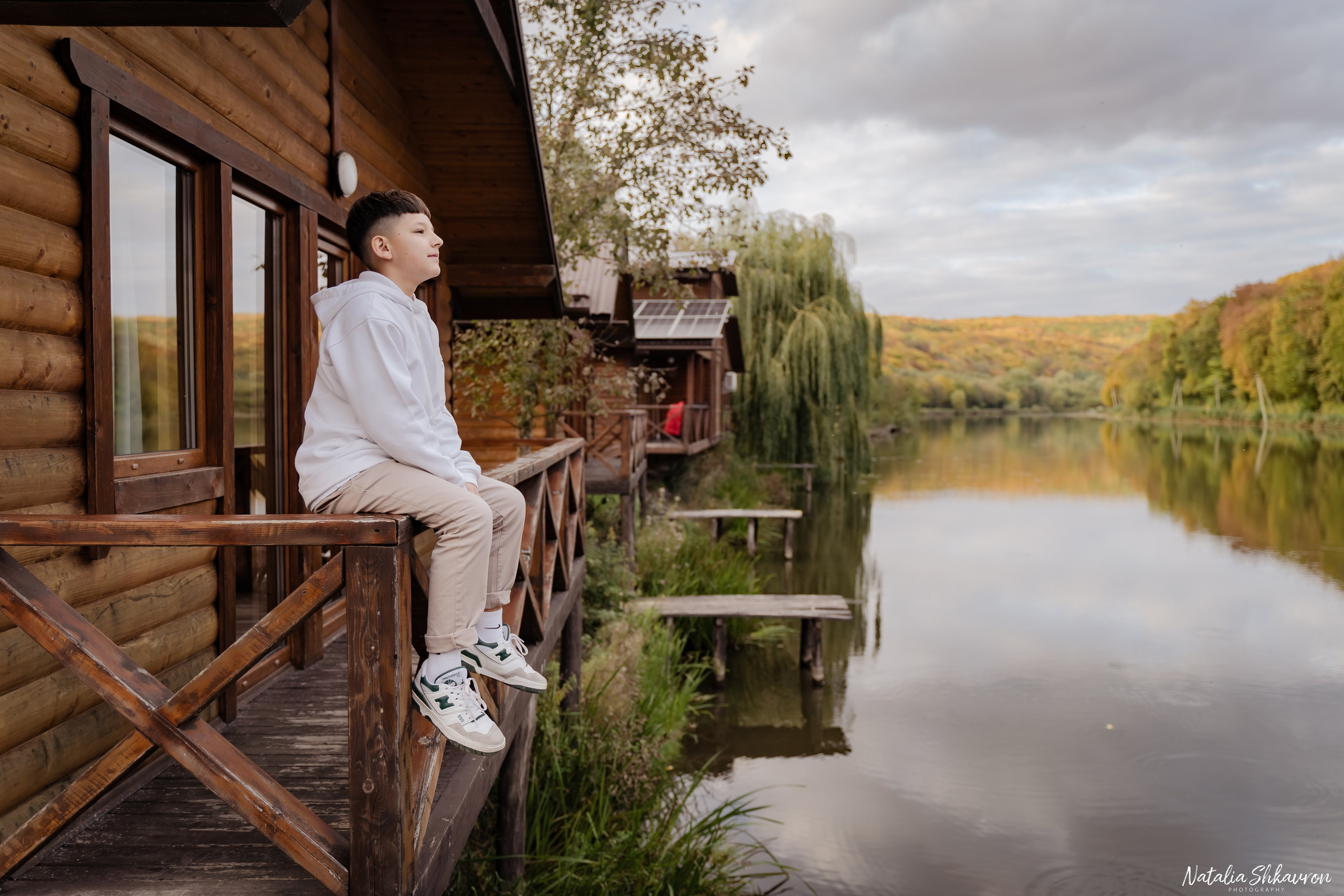 Сімейна фотосесія восени біля води. Family photographer in Kiev Natalia Shkavron