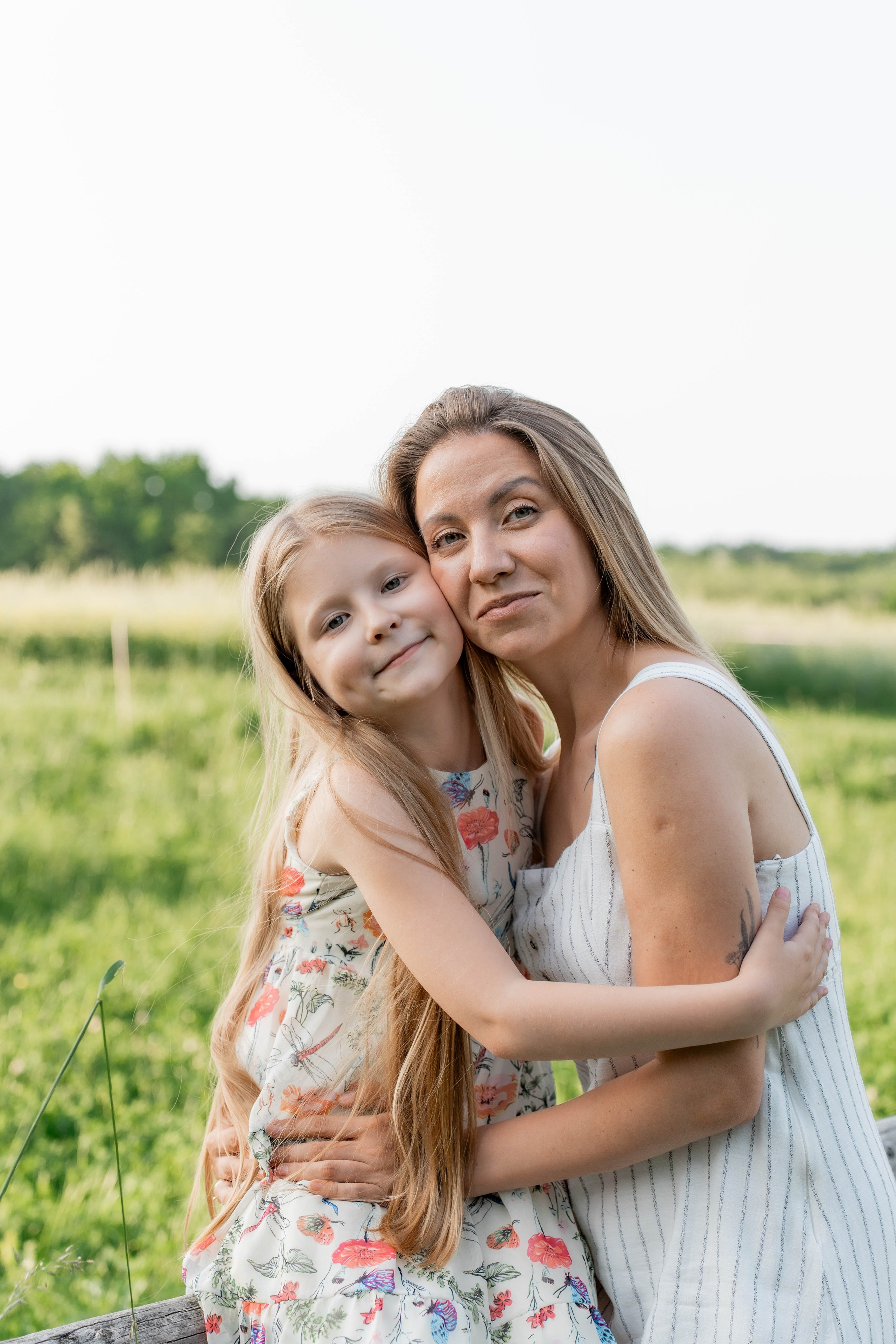 Сімейна фотосесія в Пирогово мами з двома донями. Сімейний фотограф Київ Наталія Шкаврон
