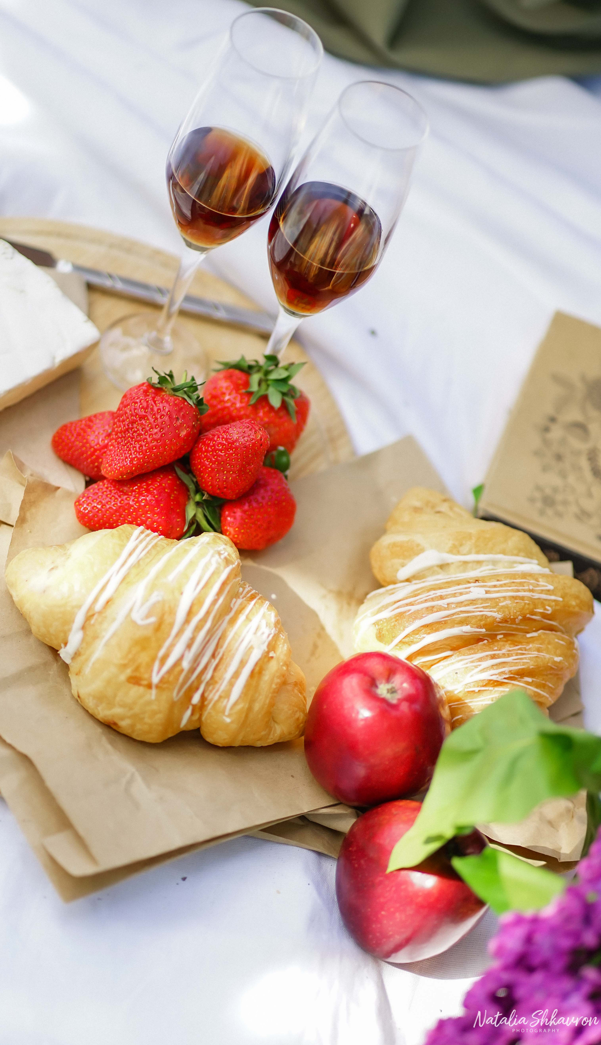 Полуничний фотопікнік 2021. Сімейний фотограф Київ Наталія Шкаврон