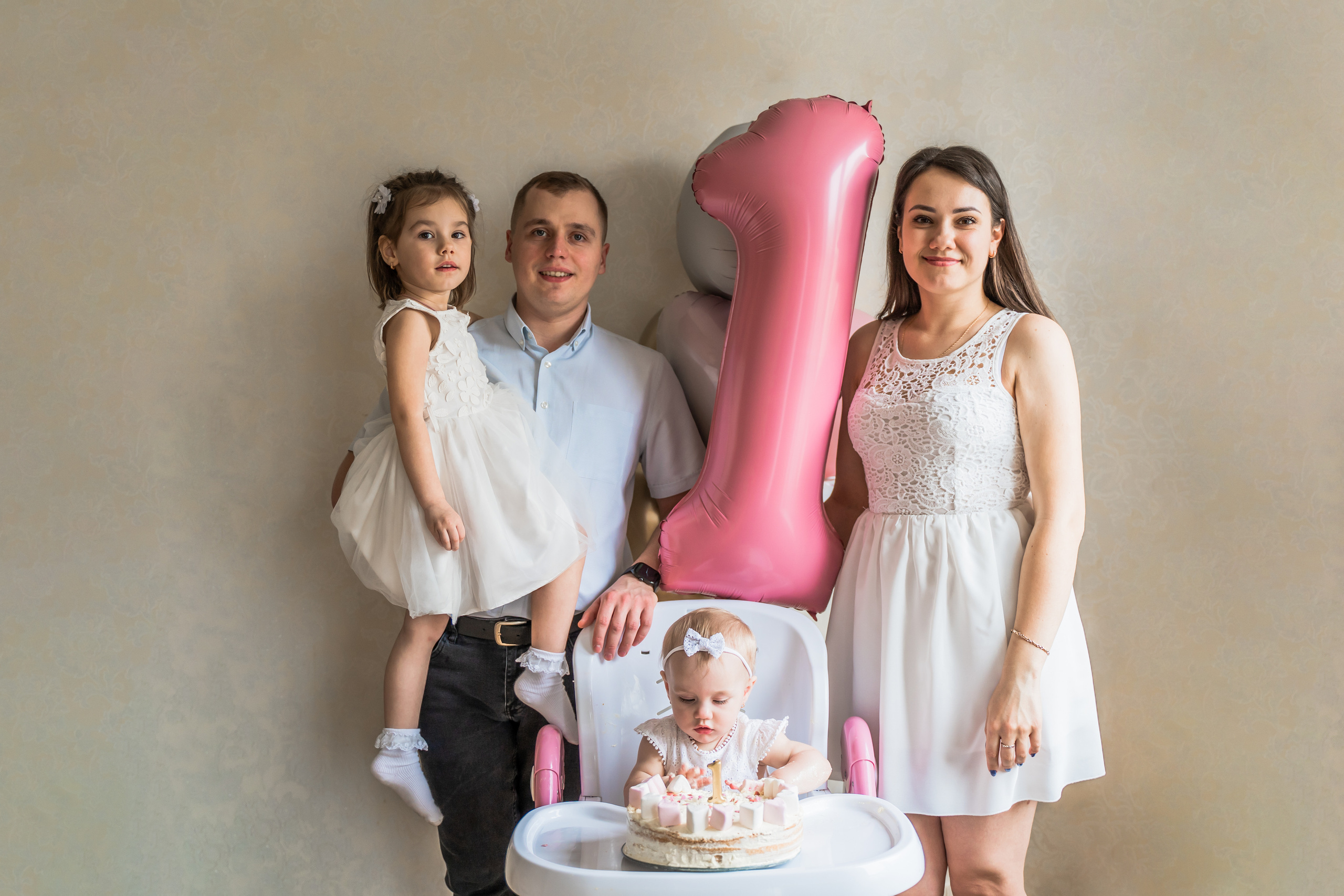 Перший день народження. Домашня фотосесія. Сімейний фотограф Київ Наталія Шкаврон