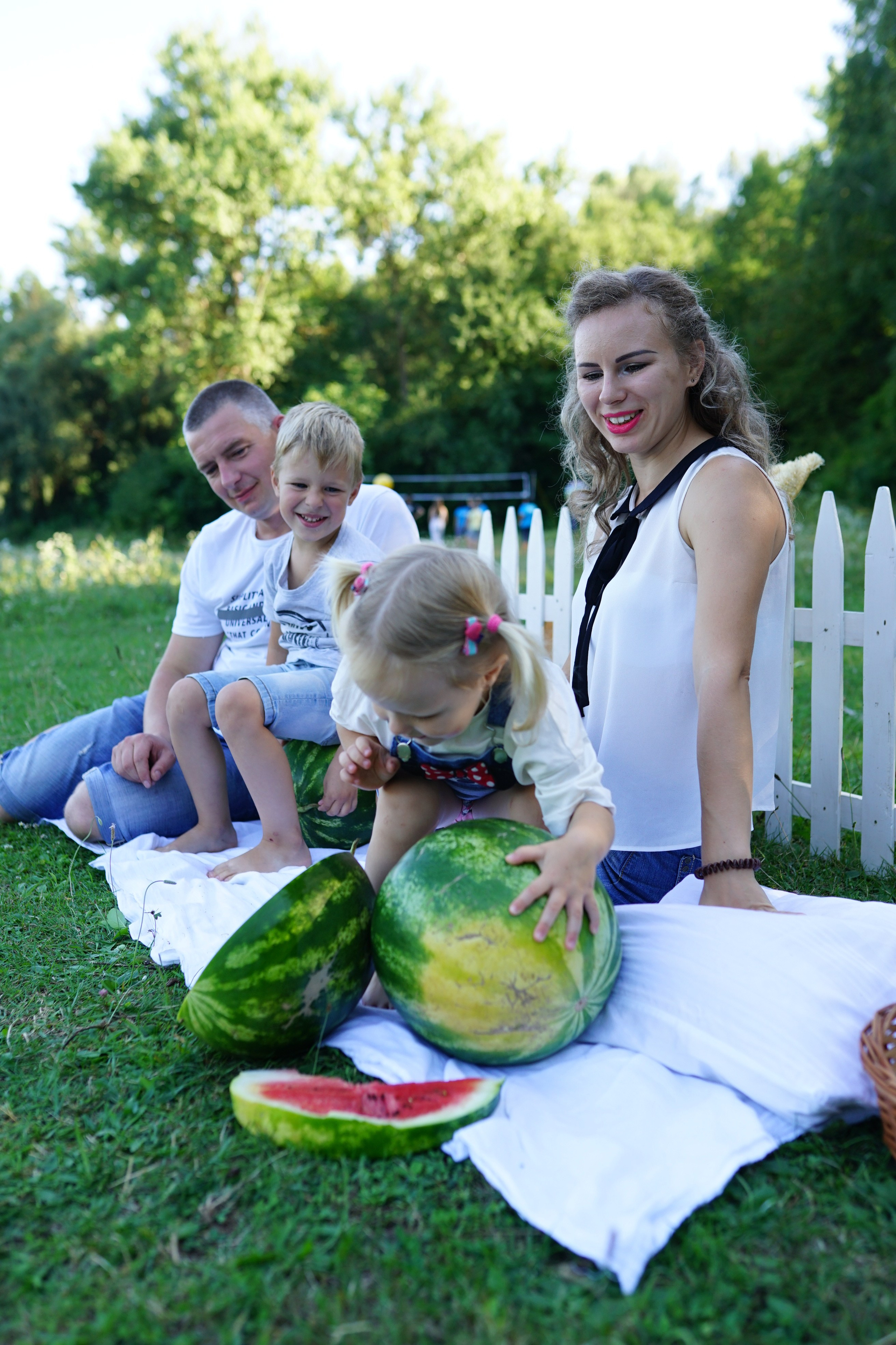 Сімейна фотосесія з кавунами. Family photographer in Kiev Natalia Shkavron