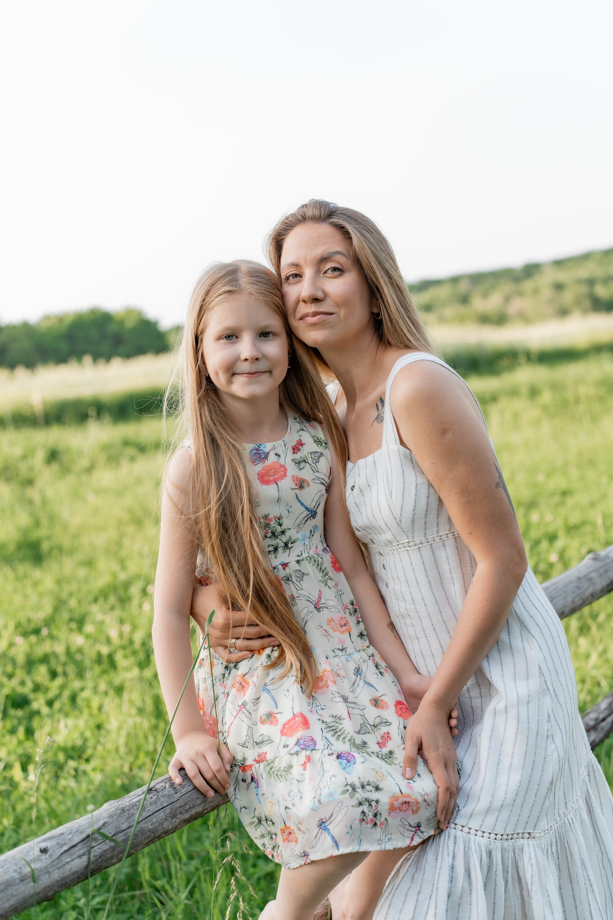Сімейна фотосесія в Пирогово мами з двома донями. Сімейний фотограф Київ Наталія Шкаврон
