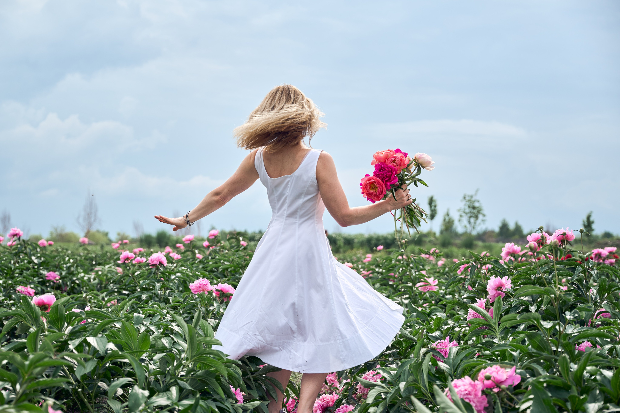 Сімейна фотосесія з піонами у Добропарку. Family photographer in Kiev Natalia Shkavron
