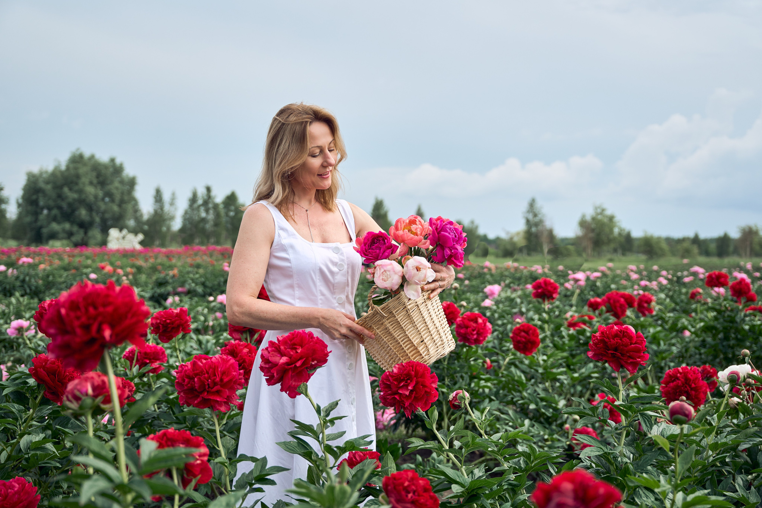 Сімейна фотосесія з піонами у Добропарку. Family photographer in Kiev Natalia Shkavron