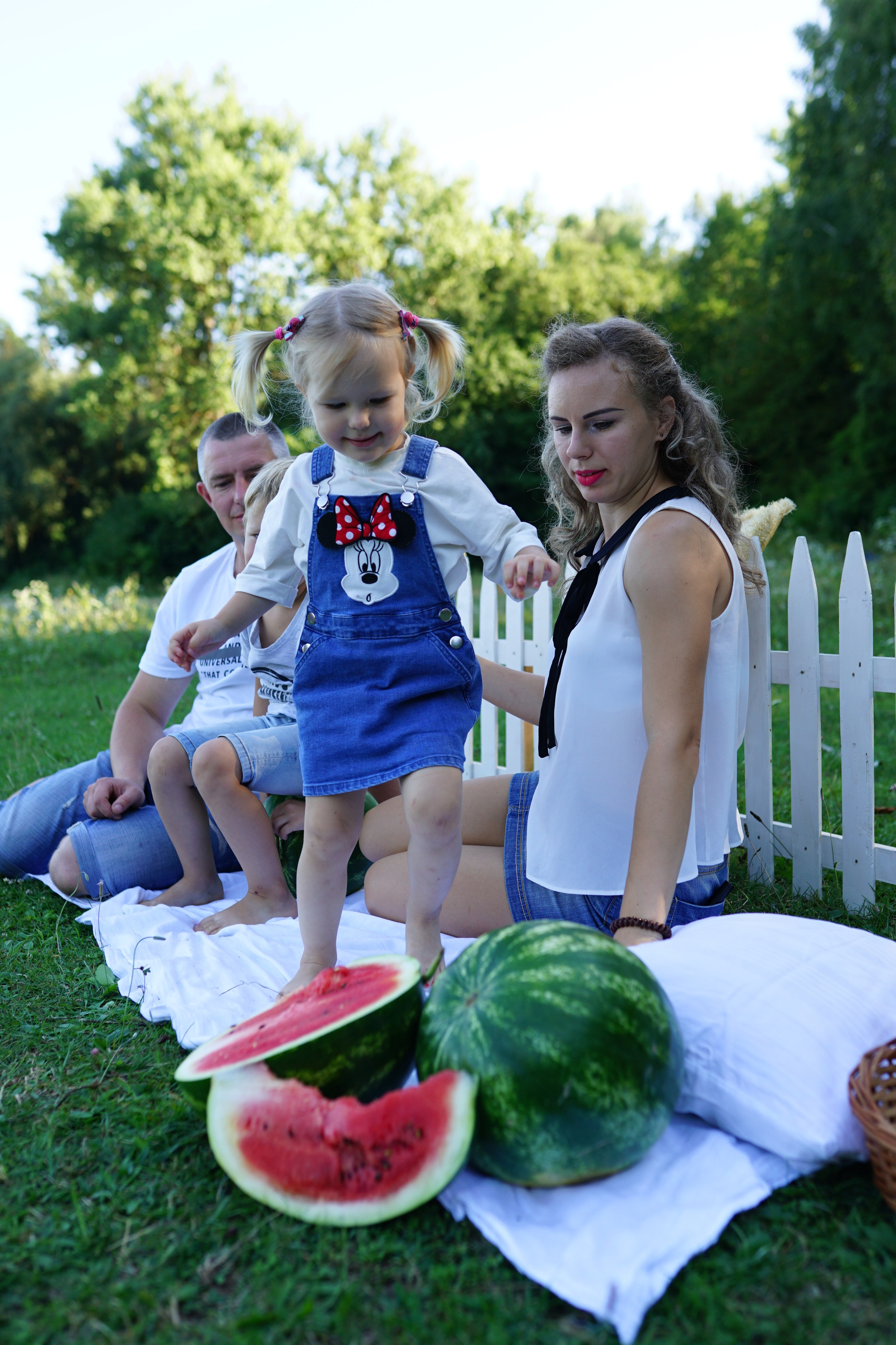 Сімейна фотосесія з кавунами. Family photographer in Kiev Natalia Shkavron