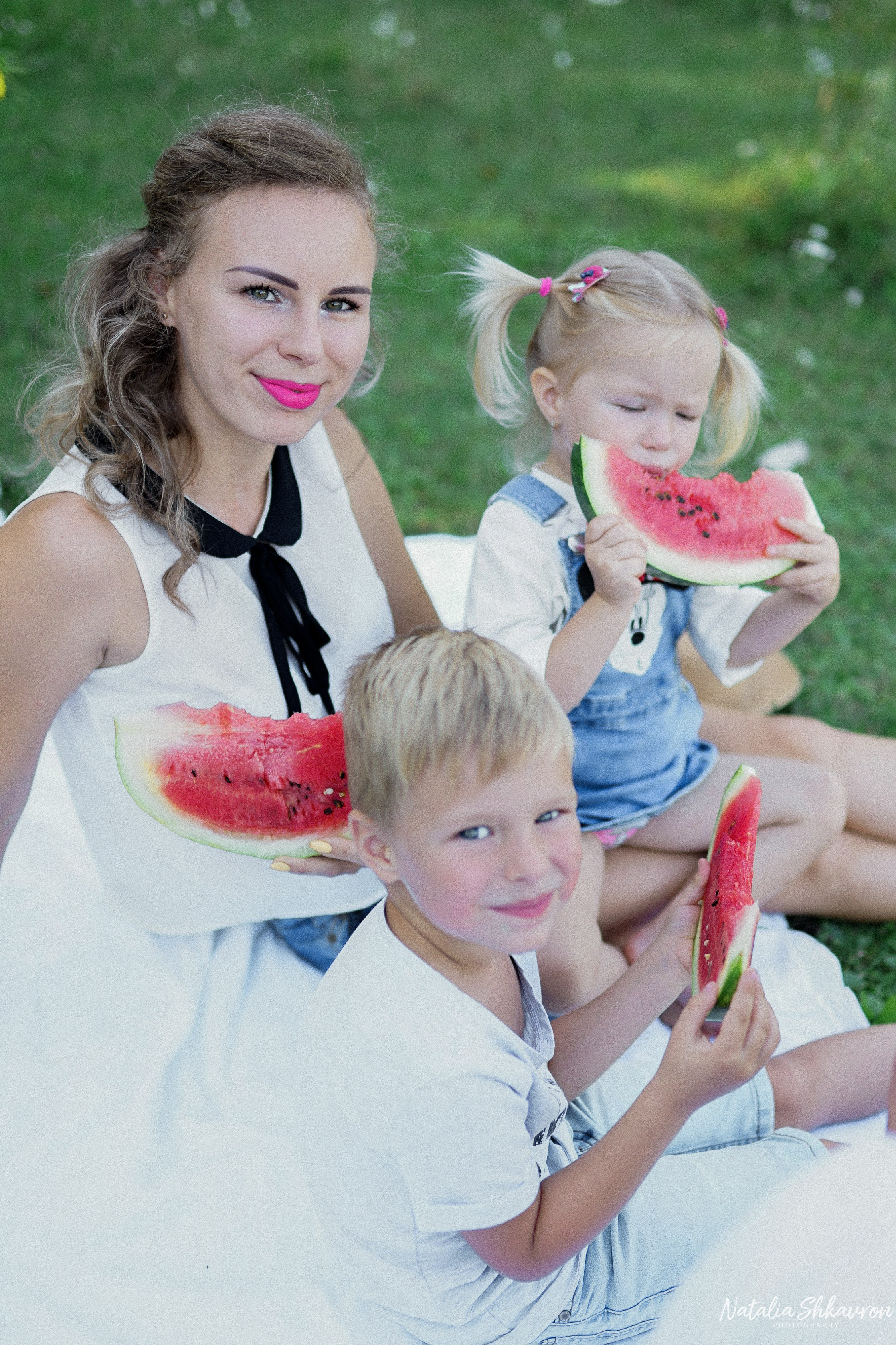 Сімейна фотосесія з кавунами. Family photographer in Kiev Natalia Shkavron