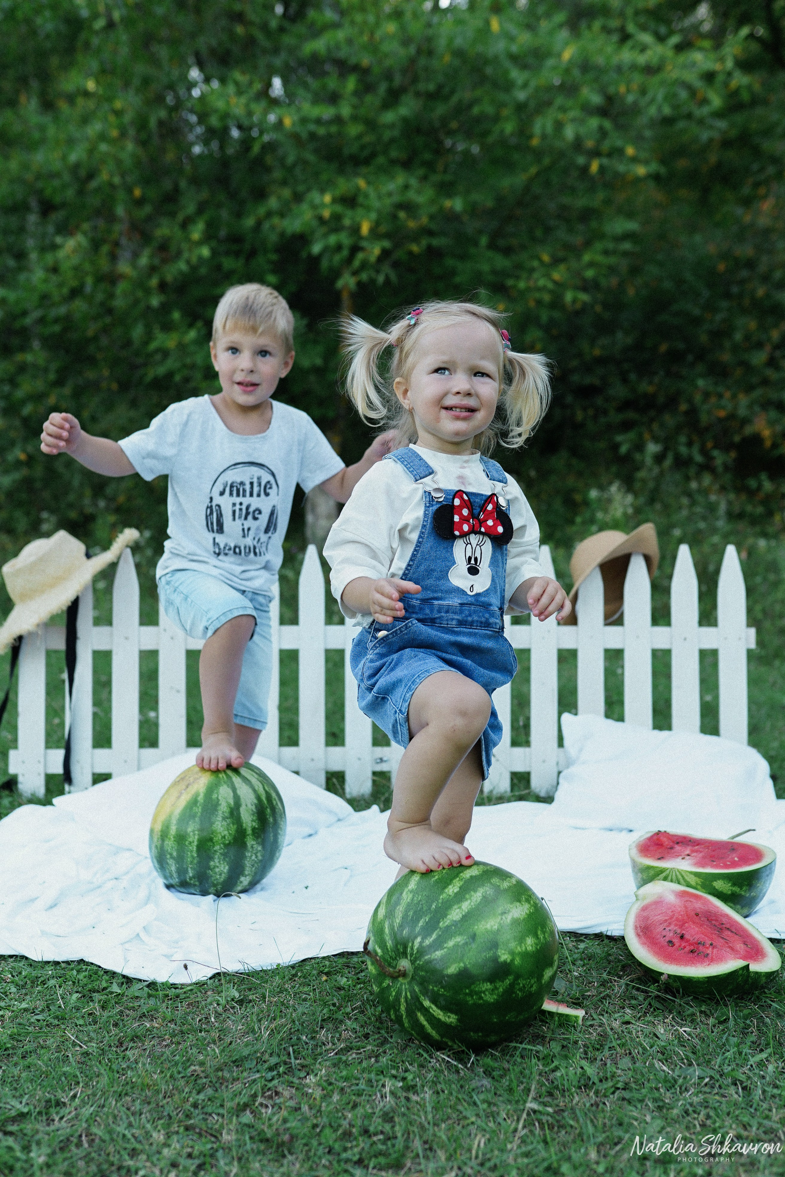 Сімейна фотосесія з кавунами. Family photographer in Kiev Natalia Shkavron