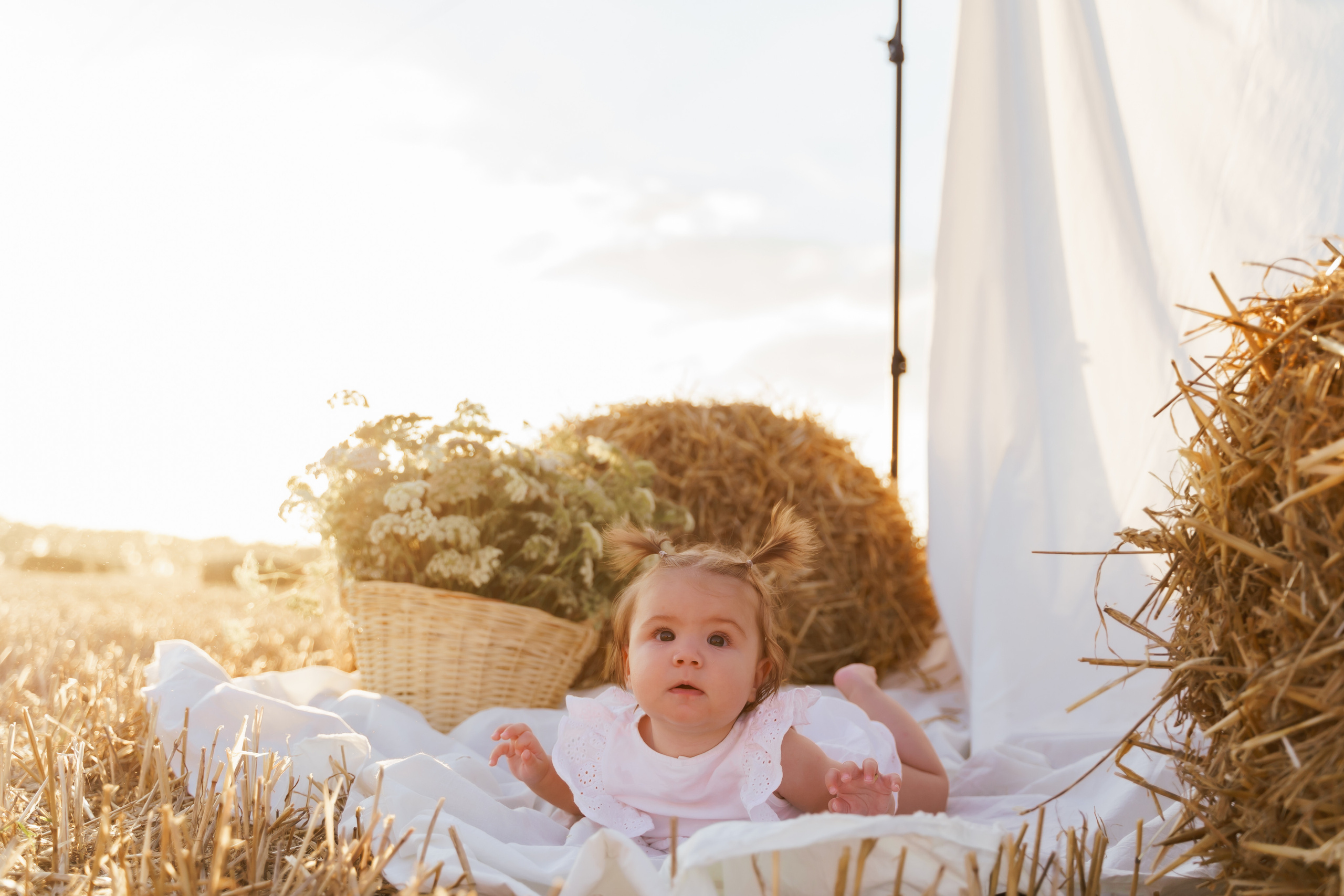 Фотосесія мама та доня в полі з тюками соломи. Сімейний фотограф Київ Наталія Шкаврон