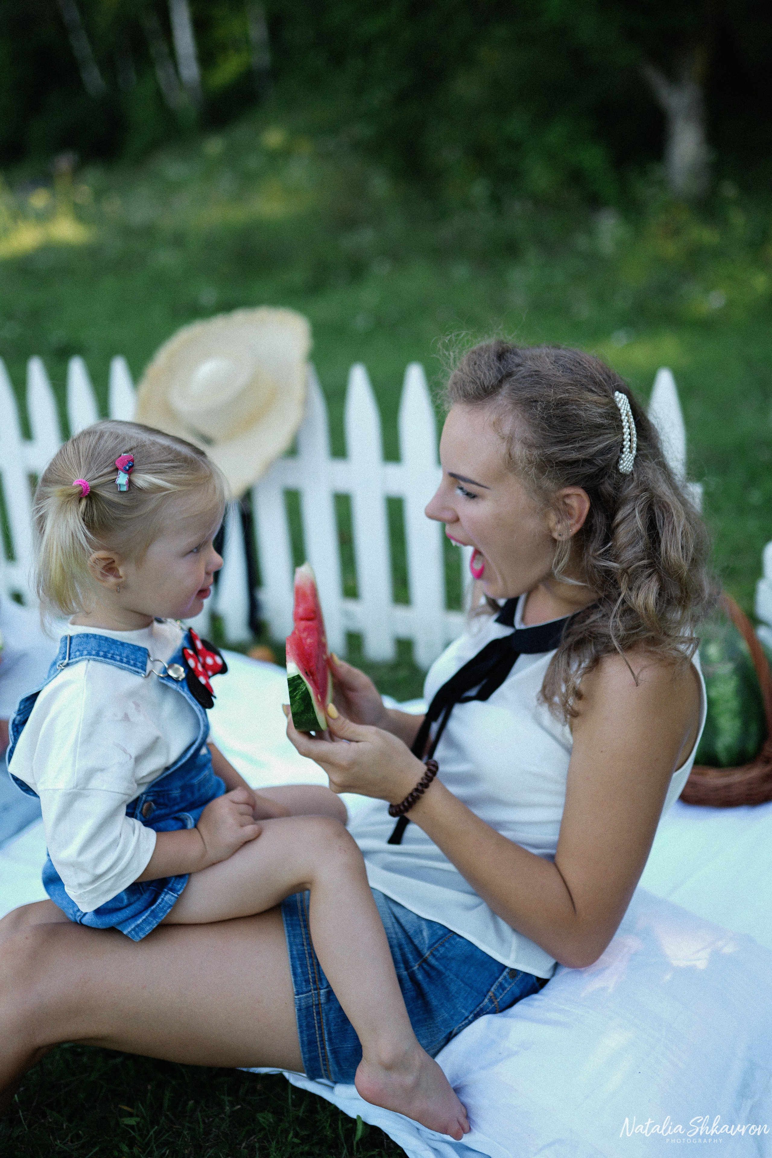 Сімейна фотосесія з кавунами. Family photographer in Kiev Natalia Shkavron