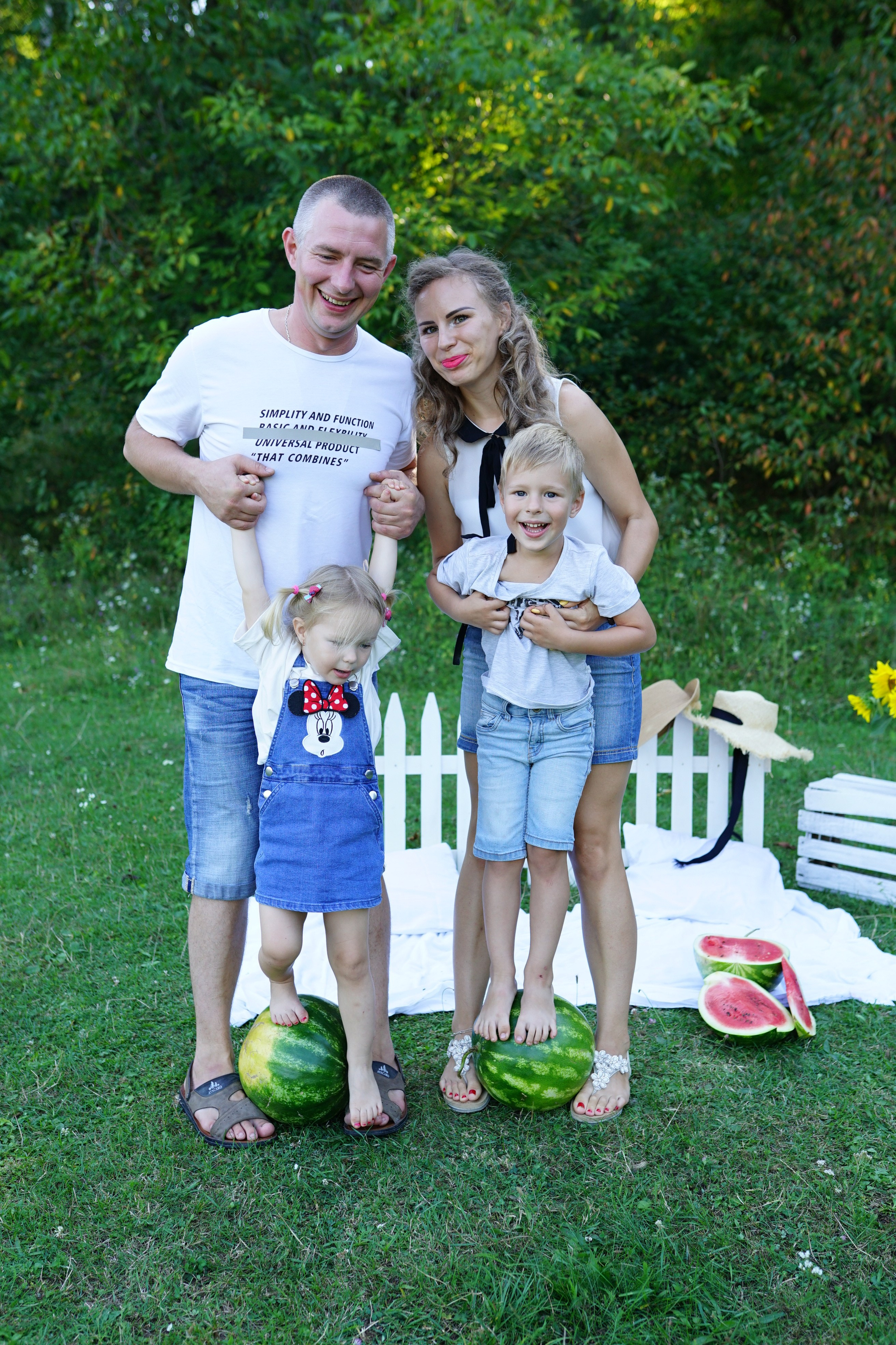 Сімейна фотосесія з кавунами. Family photographer in Kiev Natalia Shkavron