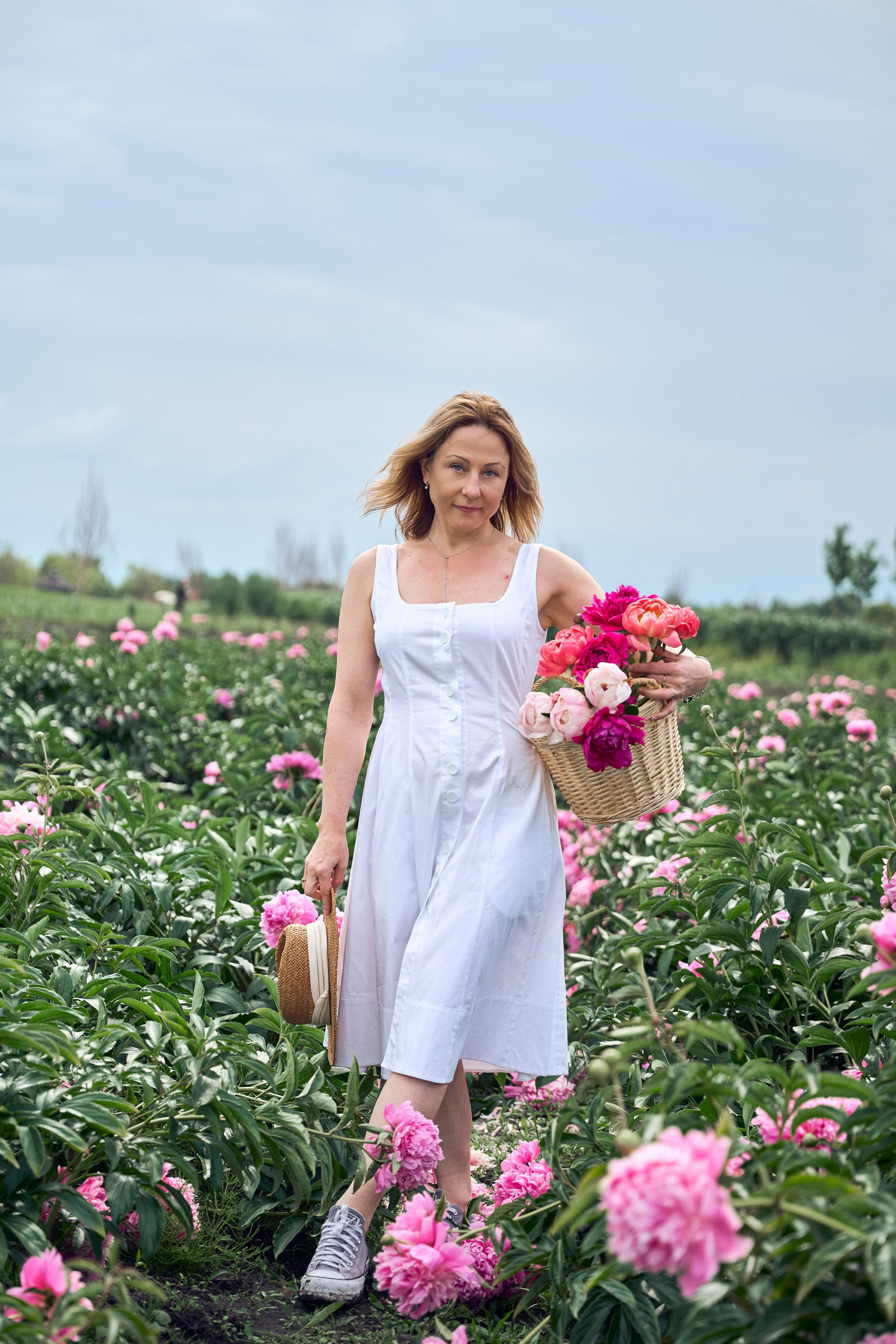 Сімейна фотосесія з піонами у Добропарку. Family photographer in Kiev Natalia Shkavron