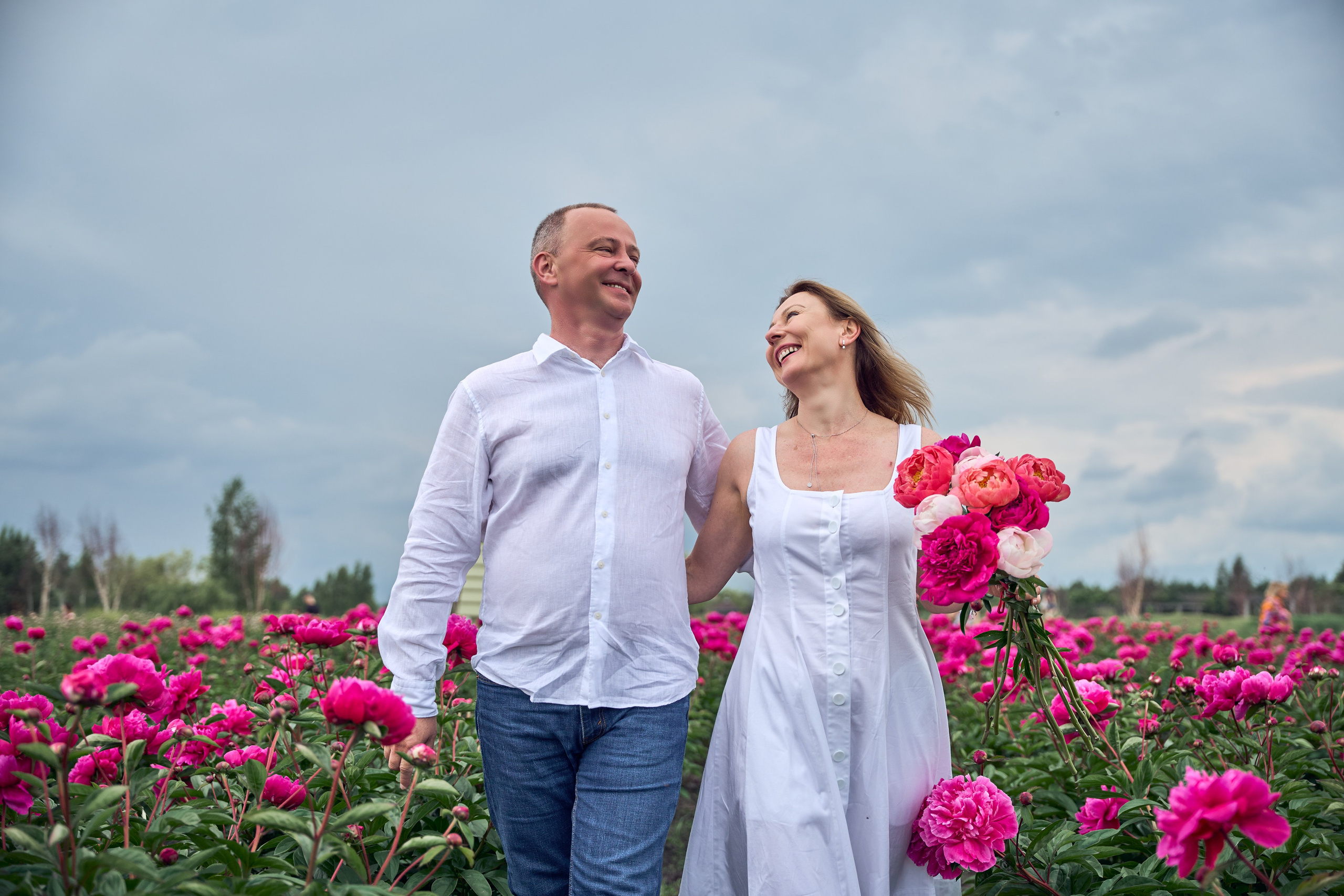 Сімейна фотосесія з піонами у Добропарку. Family photographer in Kiev Natalia Shkavron