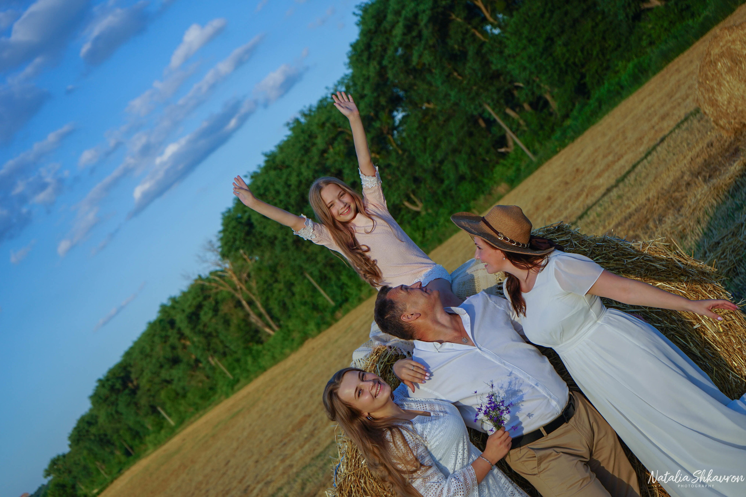Сімейна фотосесія в полі з рулонами соломи. Сімейний фотограф Київ Наталія Шкаврон