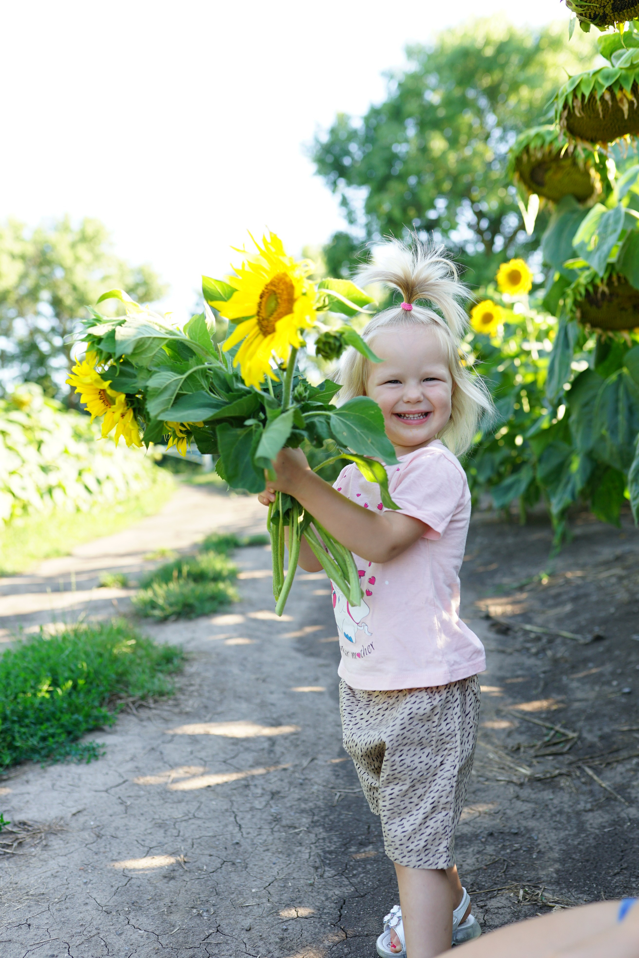 Сімейна фотосесія з кавунами. Family photographer in Kiev Natalia Shkavron