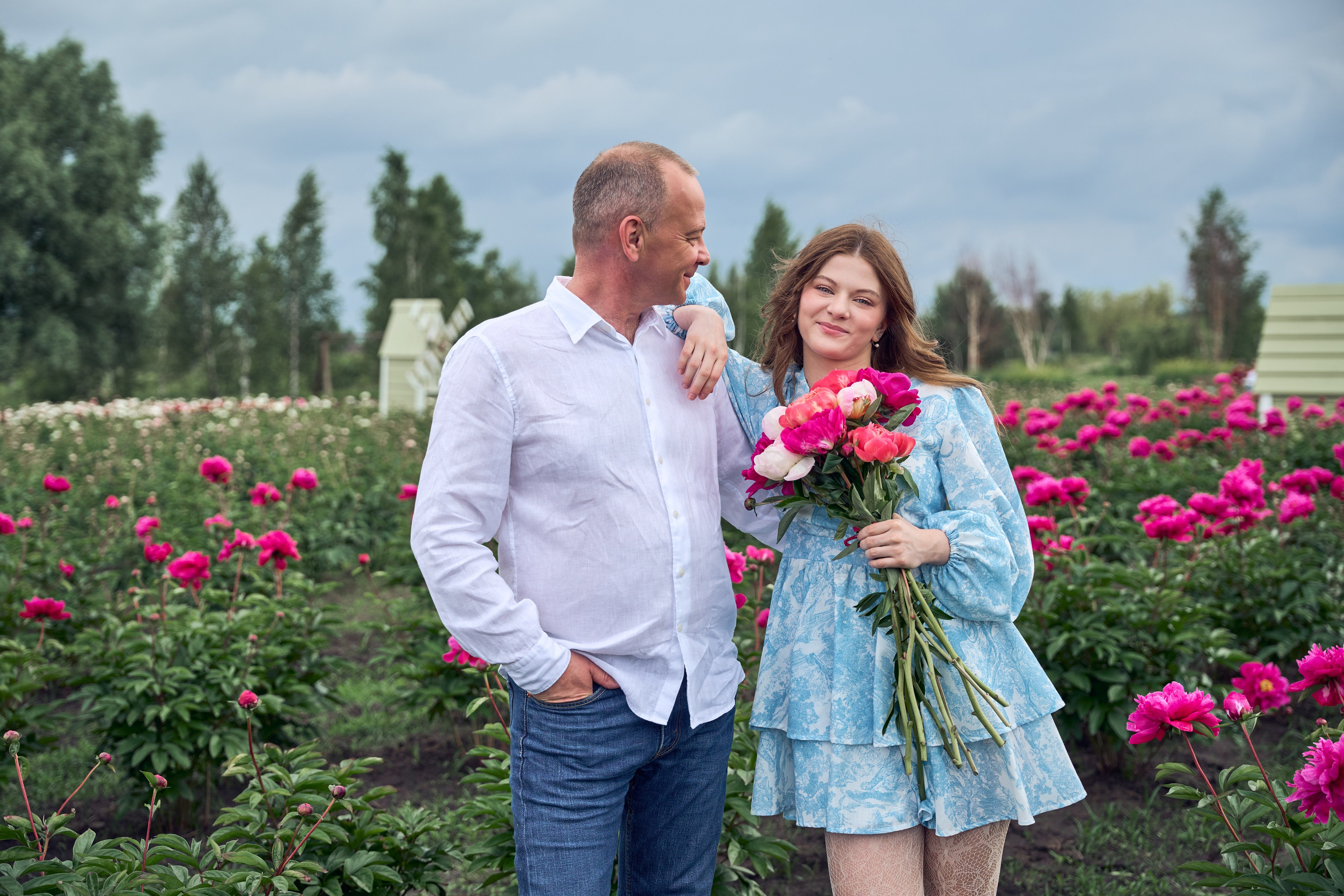 Сімейна фотосесія з піонами у Добропарку. Family photographer in Kiev Natalia Shkavron