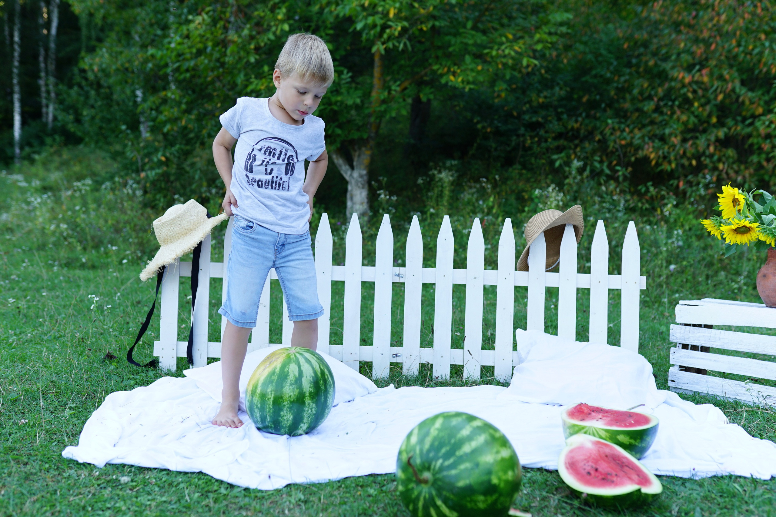 Сімейна фотосесія з кавунами. Family photographer in Kiev Natalia Shkavron