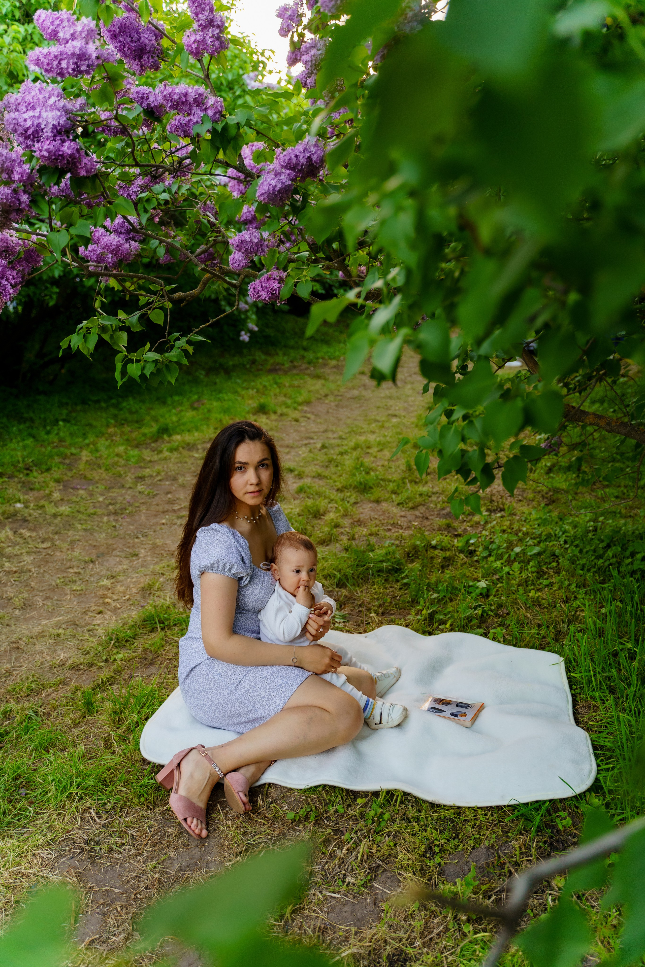 Сімейна фотосесія в бузку Київ. Сімейний фотограф Київ Наталія Шкаврон