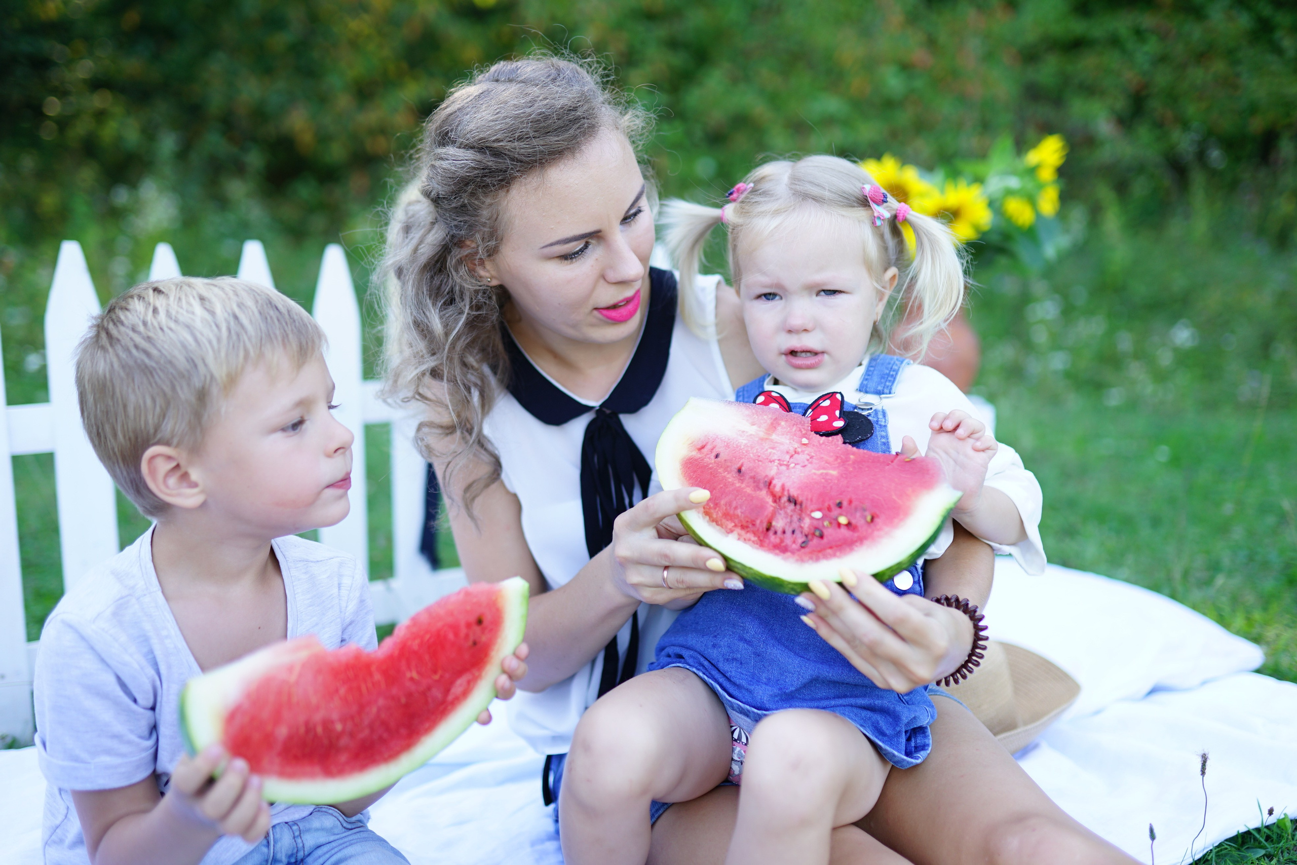 Сімейна фотосесія з кавунами. Family photographer in Kiev Natalia Shkavron