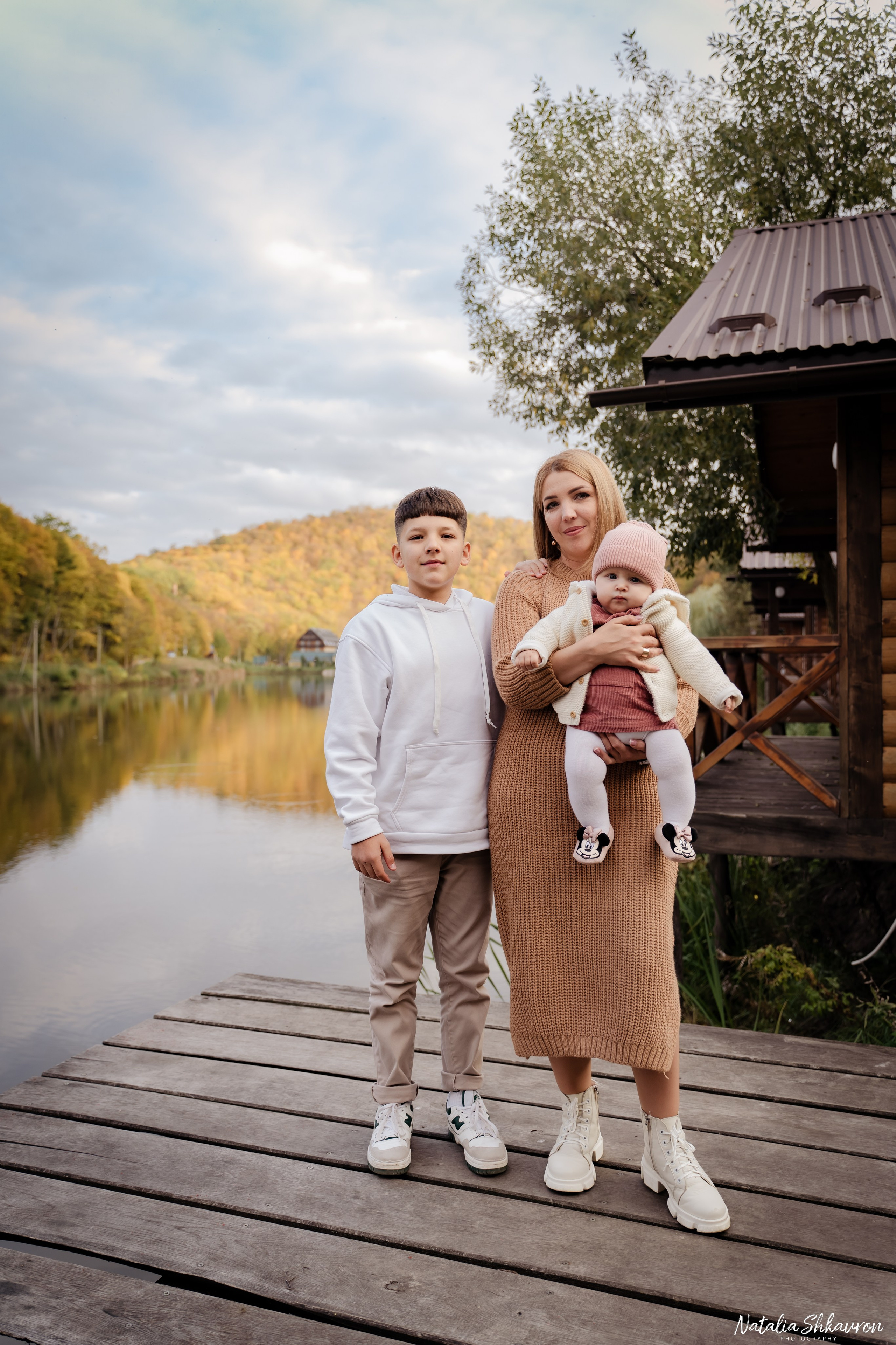 Сімейна фотосесія восени біля води. Family photographer in Kiev Natalia Shkavron