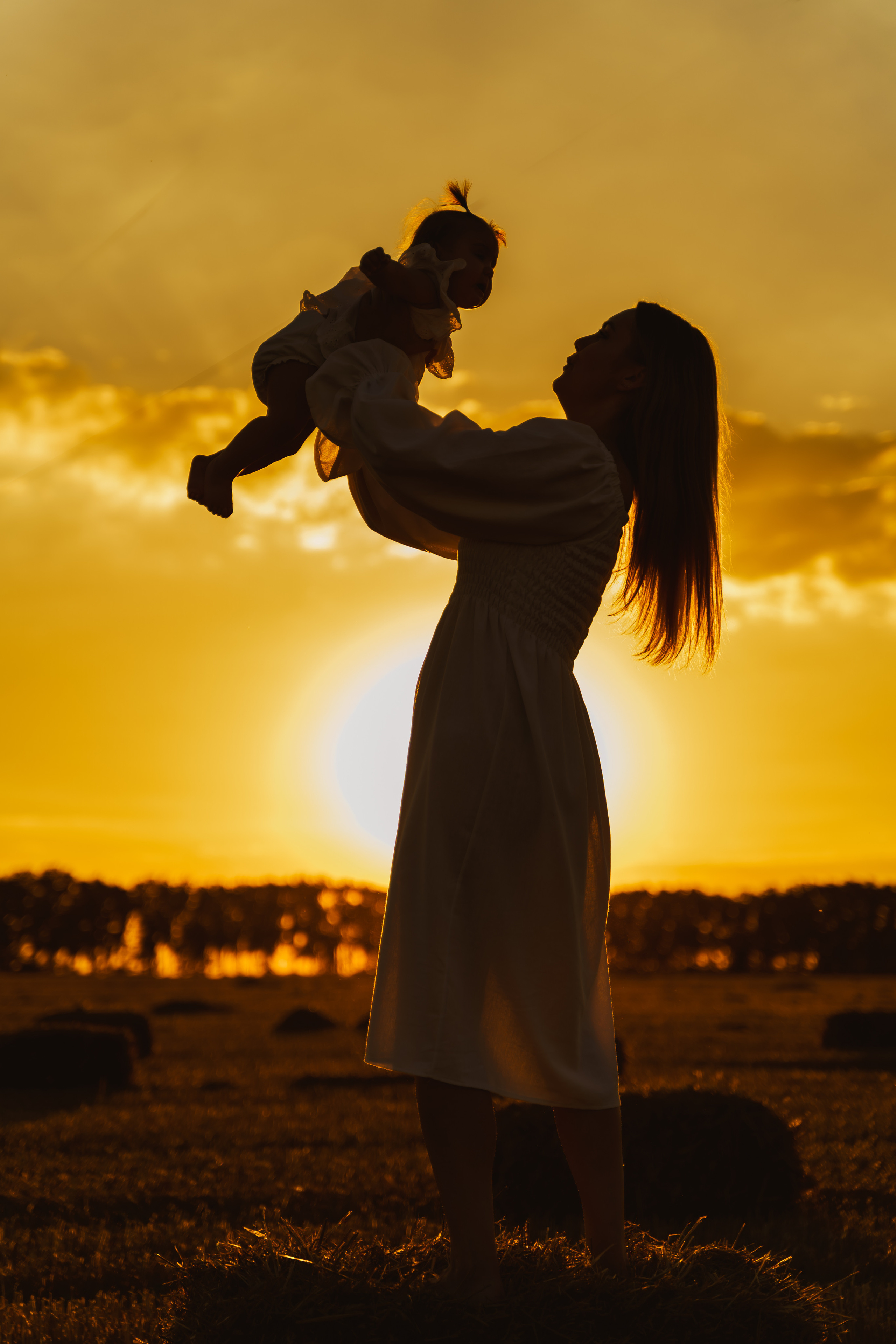 Фотосесія мама та доня в полі з тюками соломи. Сімейний фотограф Київ Наталія Шкаврон