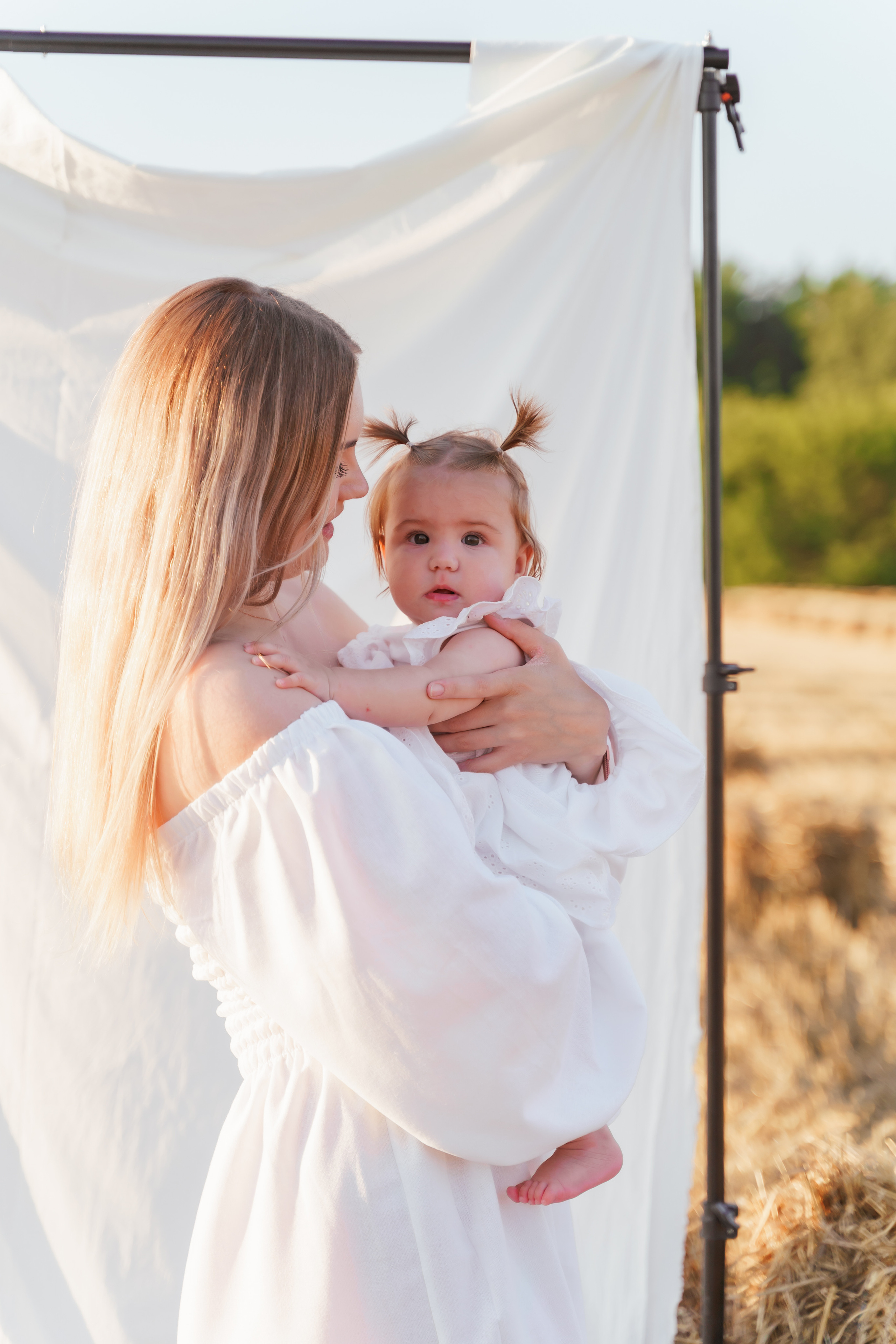 Фотосесія мама та доня в полі з тюками соломи. Сімейний фотограф Київ Наталія Шкаврон