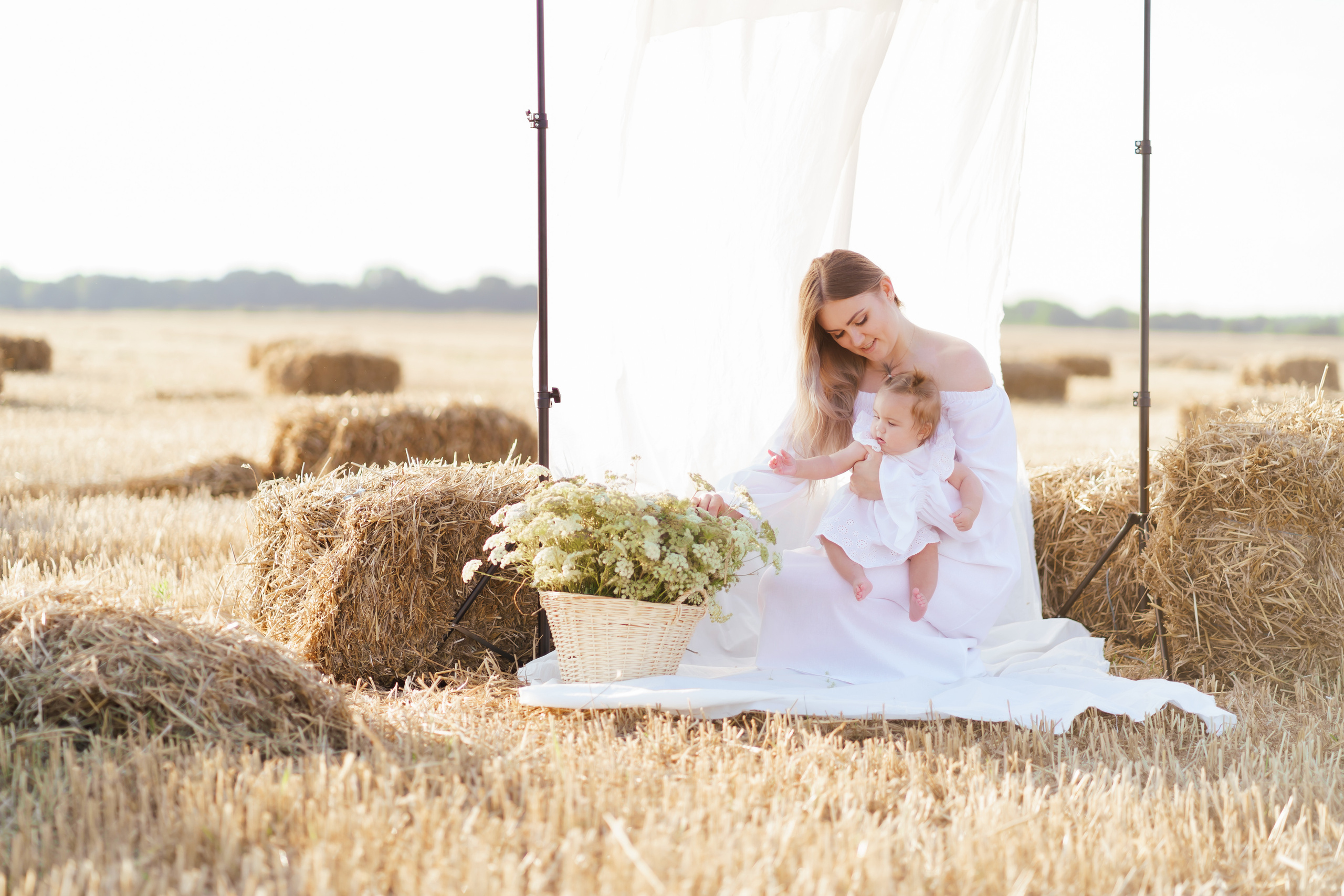 Фотосесія мами та доні в полі. Сімейний фотограф Київ Наталія Шкаврон