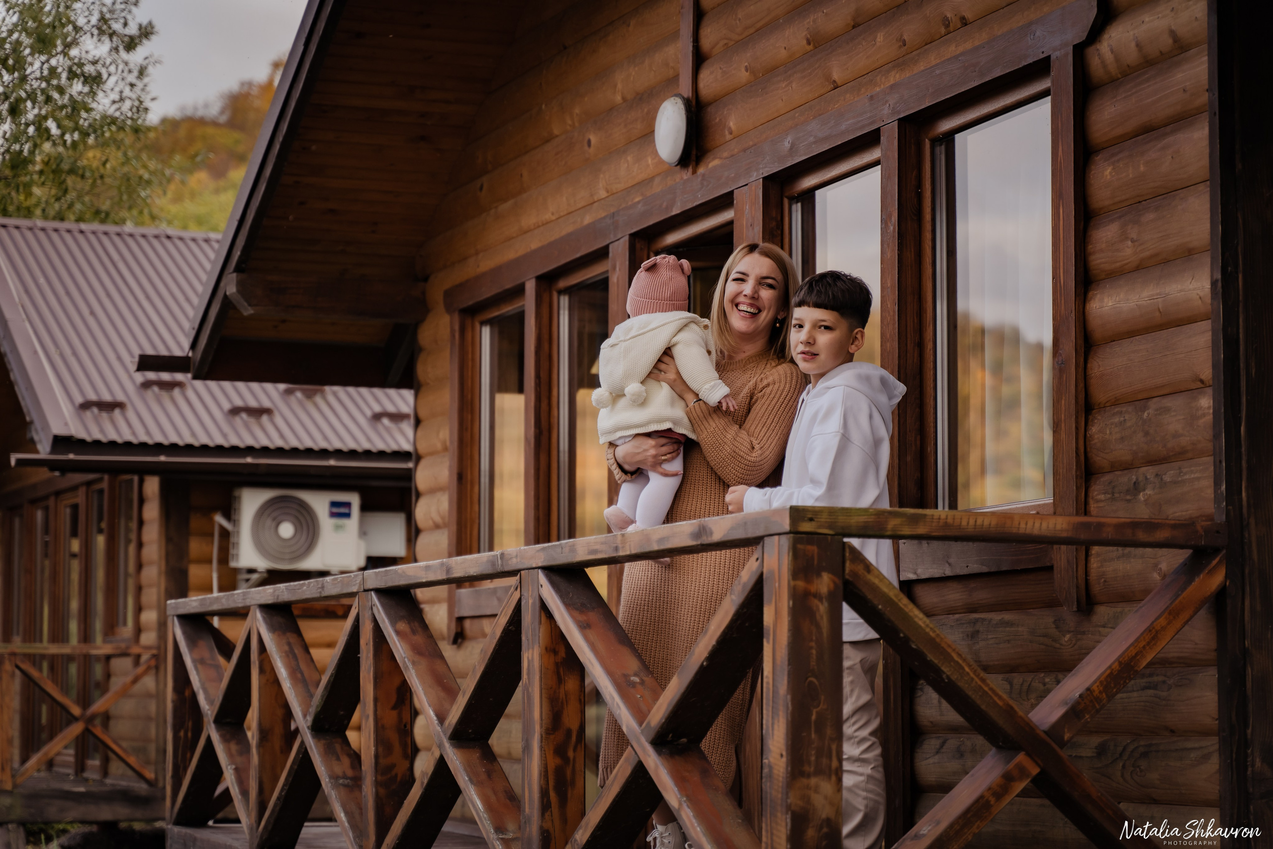 Сімейна фотосесія восени біля води. Family photographer in Kiev Natalia Shkavron