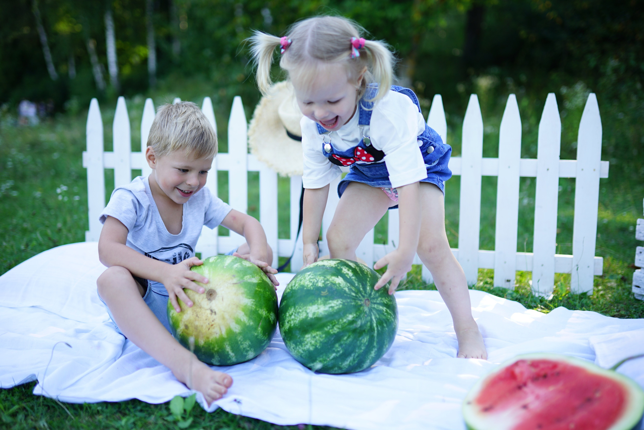 Сімейна фотосесія з кавунами. Family photographer in Kiev Natalia Shkavron