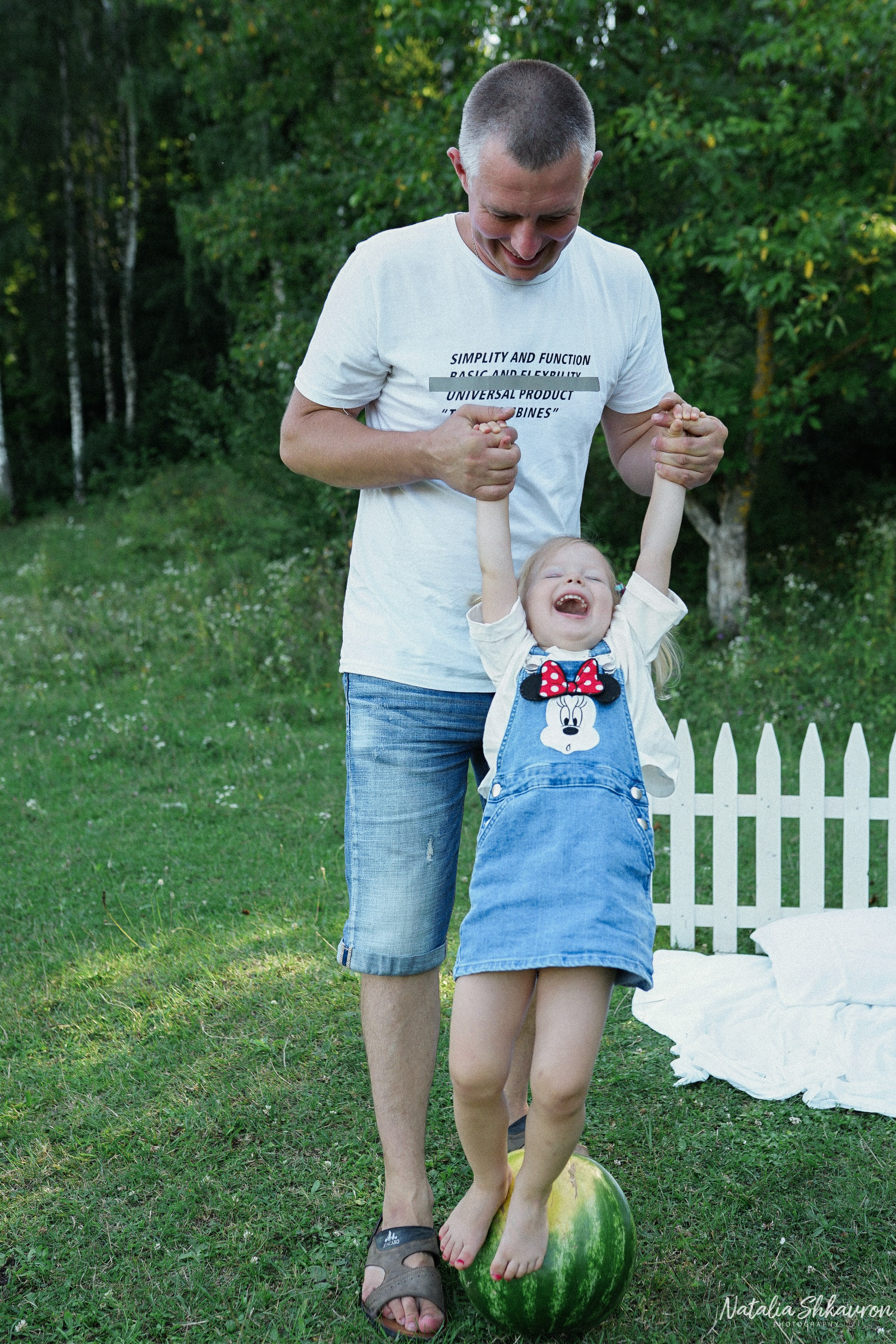 Сімейна фотосесія з кавунами. Family photographer in Kiev Natalia Shkavron