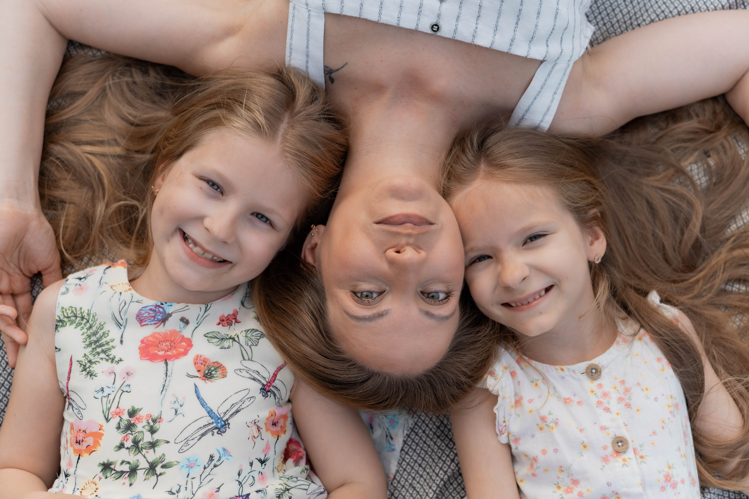 Сімейна фотосесія в Пирогово мами з двома донями. Сімейний фотограф Київ Наталія Шкаврон