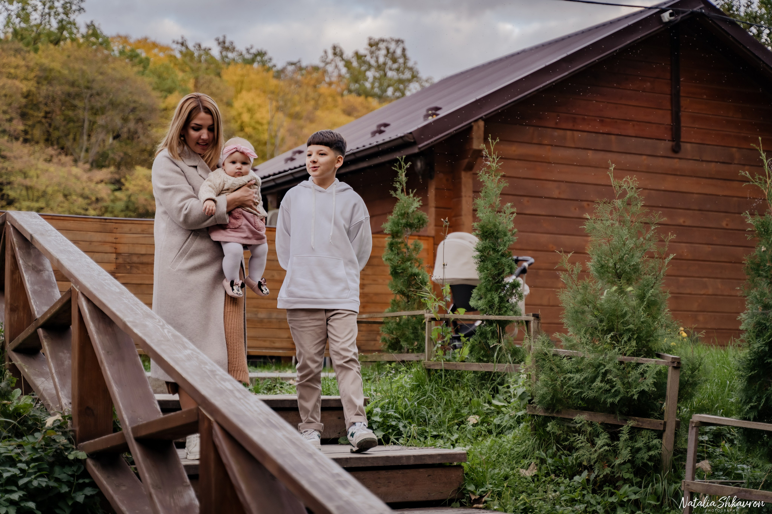 Сімейна фотосесія восени біля води. Family photographer in Kiev Natalia Shkavron