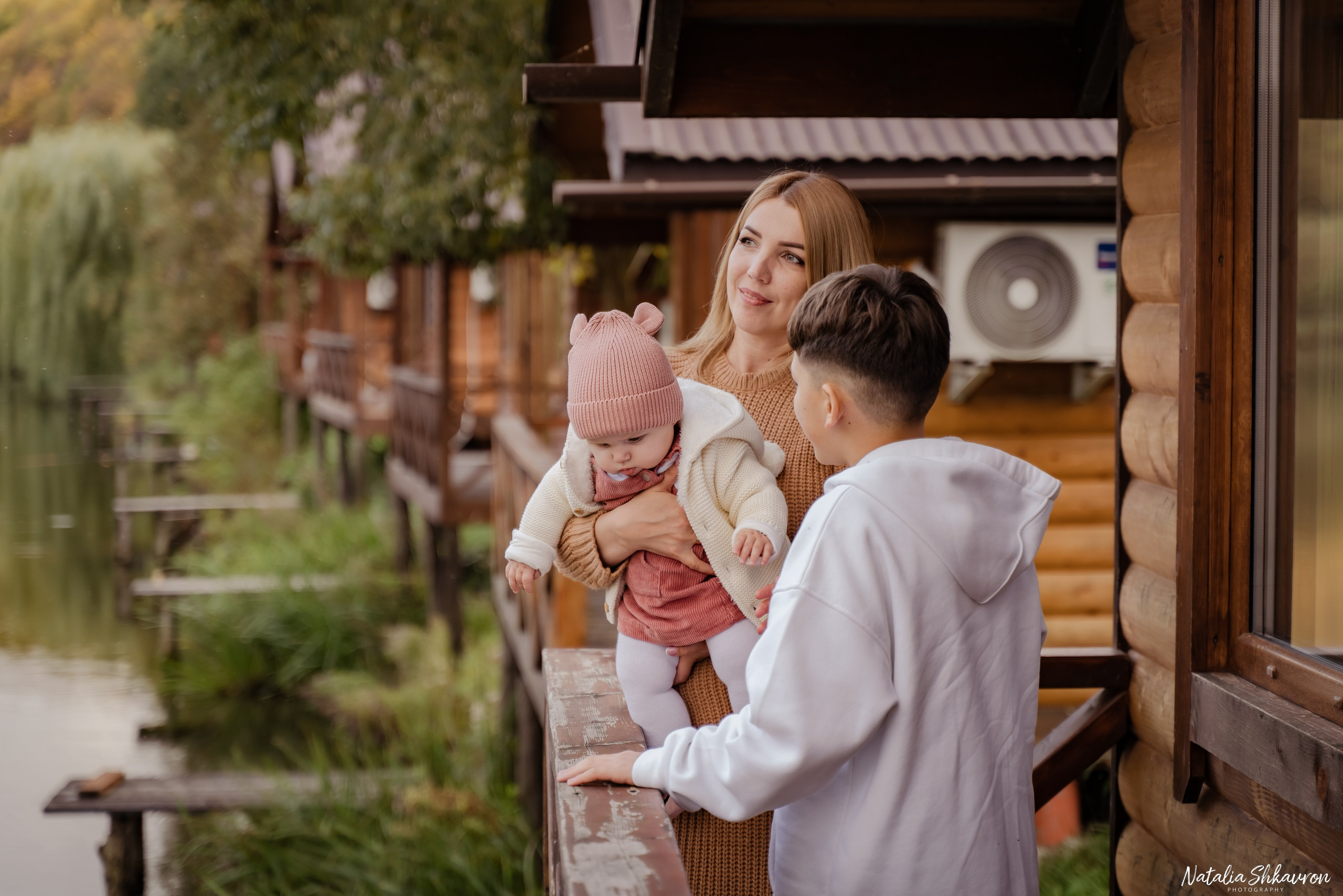 Сімейна фотосесія восени біля води. Family photographer in Kiev Natalia Shkavron