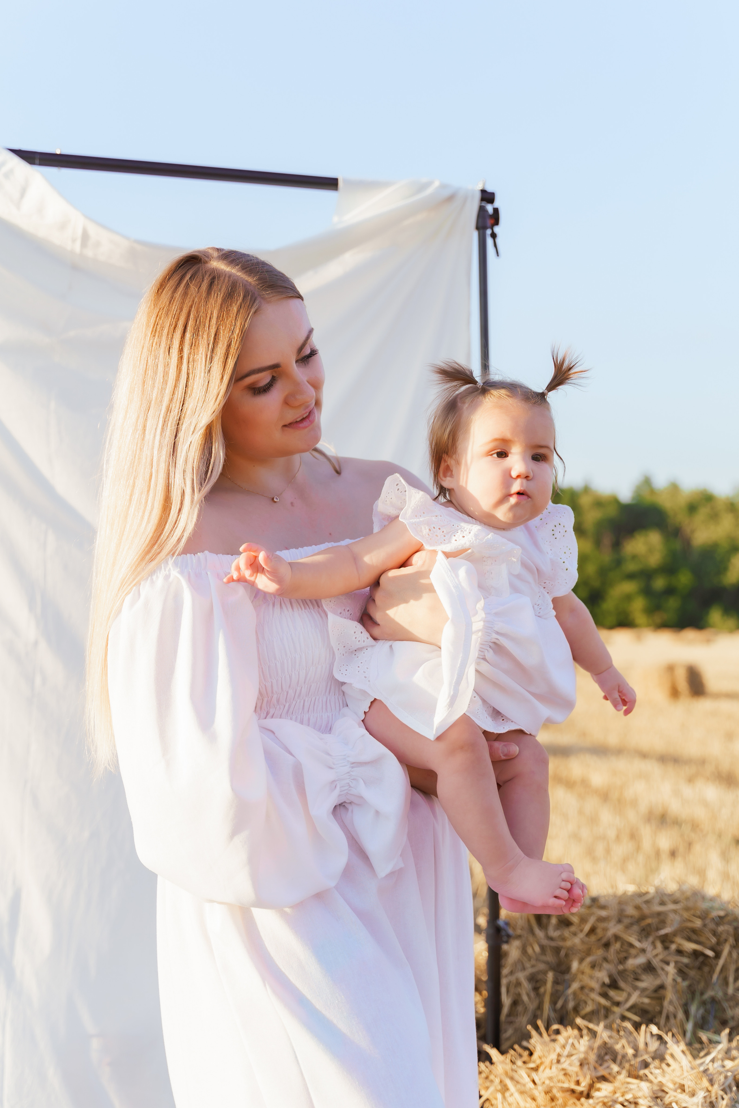 Фотосесія мама та доня в полі з тюками соломи. Сімейний фотограф Київ Наталія Шкаврон