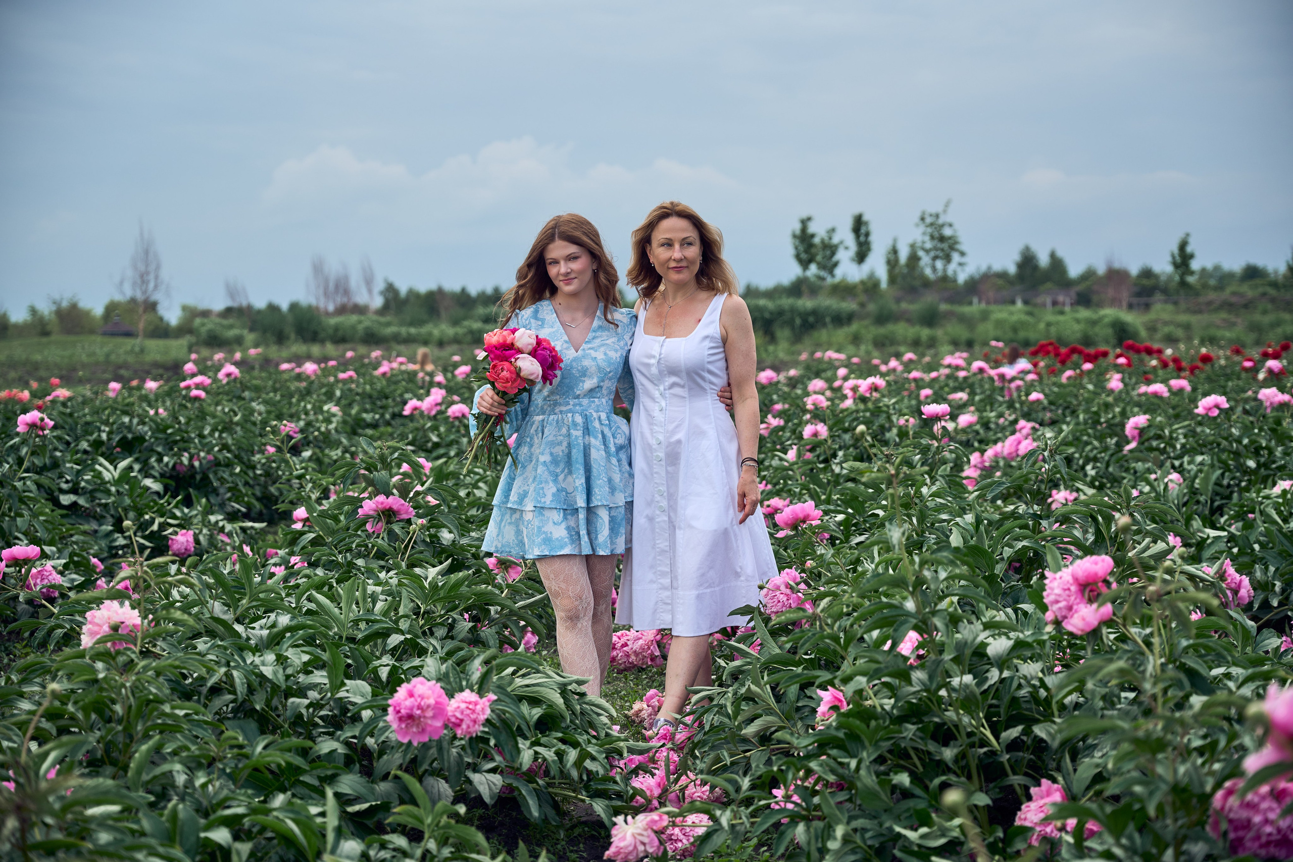 Сімейна фотосесія з піонами у Добропарку. Family photographer in Kiev Natalia Shkavron