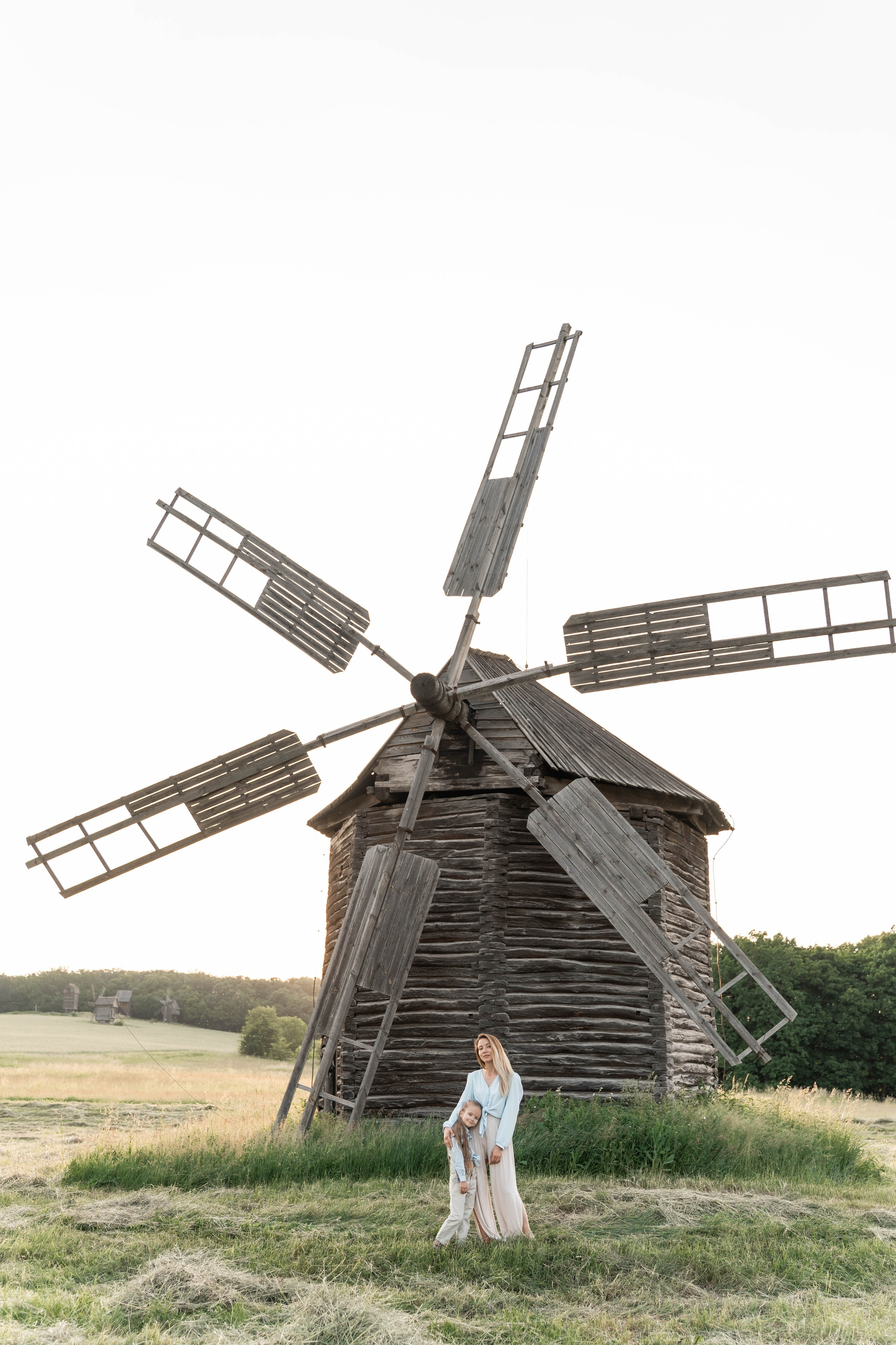 Сімейна фотосесія в Пирогово мами з двома донями. Сімейний фотограф Київ Наталія Шкаврон