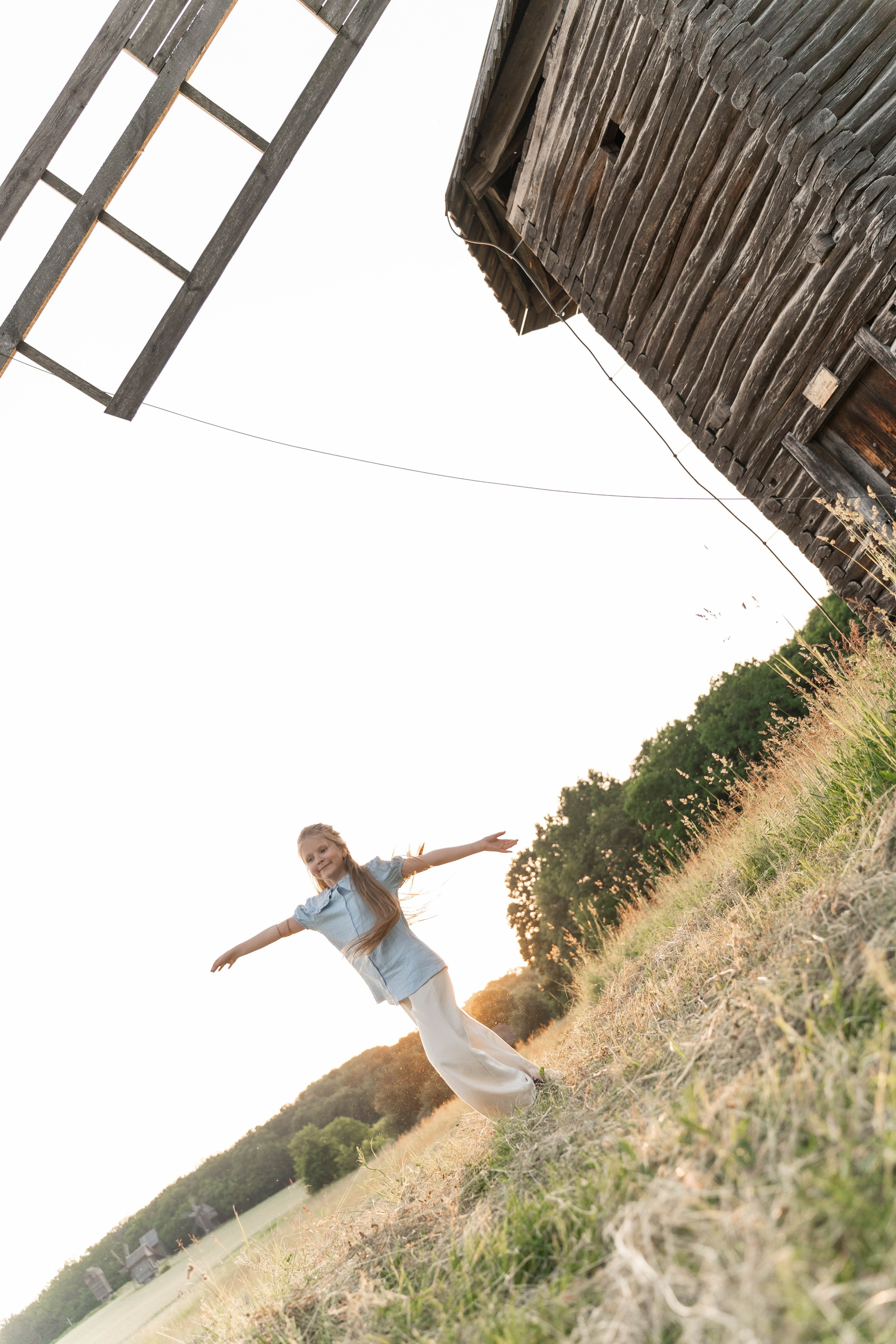 Сімейна фотосесія в Пирогово мами з двома донями. Сімейний фотограф Київ Наталія Шкаврон