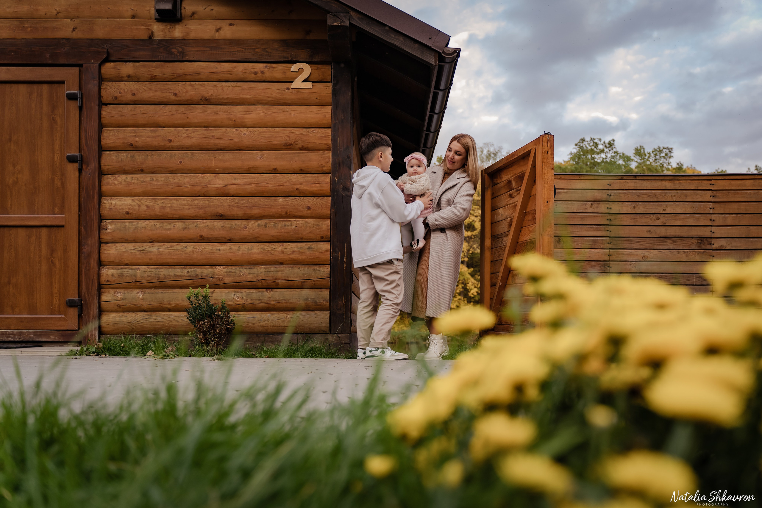 Сімейна фотосесія восени біля води. Family photographer in Kiev Natalia Shkavron