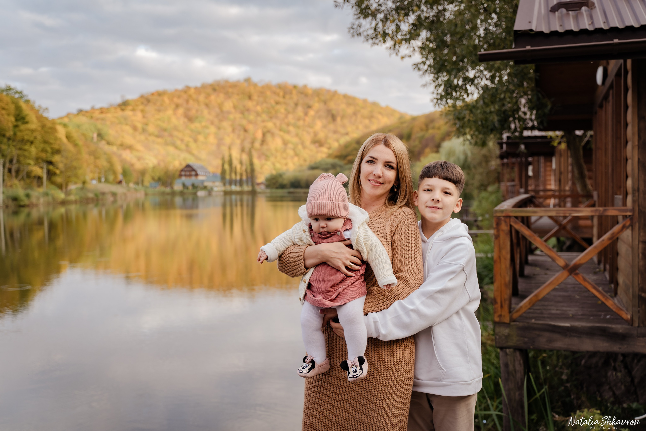 Сімейна фотосесія восени біля води. Family photographer in Kiev Natalia Shkavron