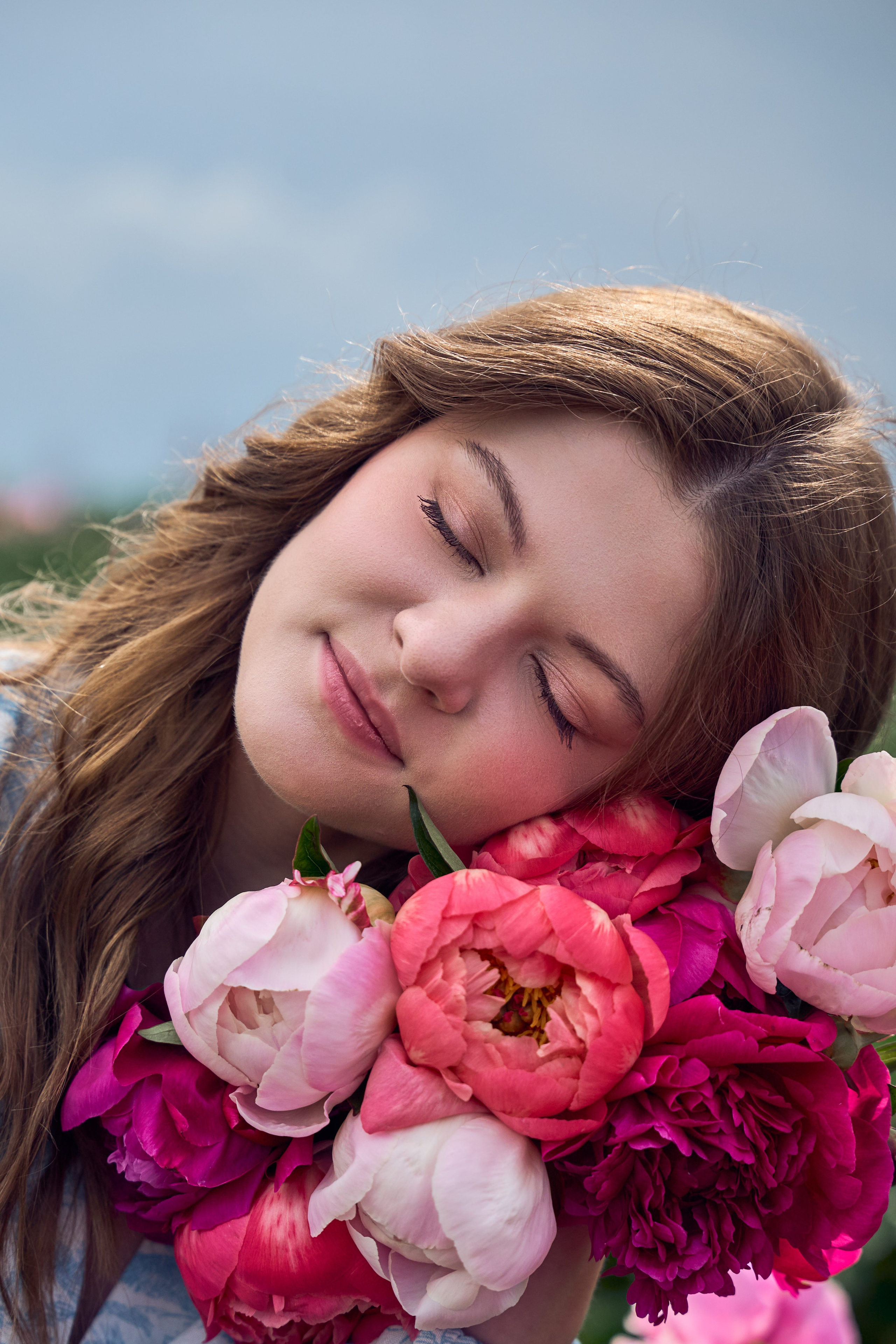 Сімейна фотосесія з піонами у Добропарку. Family photographer in Kiev Natalia Shkavron