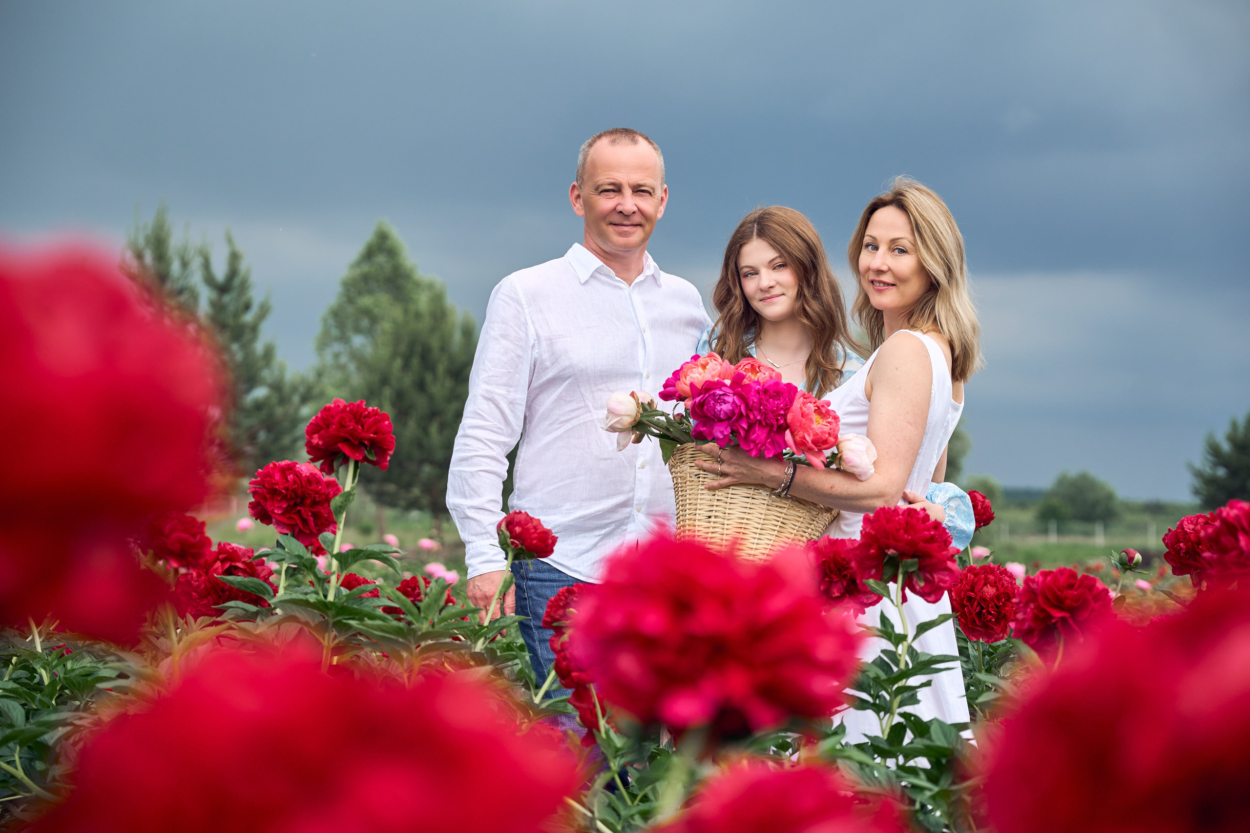 Сімейна фотосесія з піонами у Добропарку. Family photographer in Kiev Natalia Shkavron