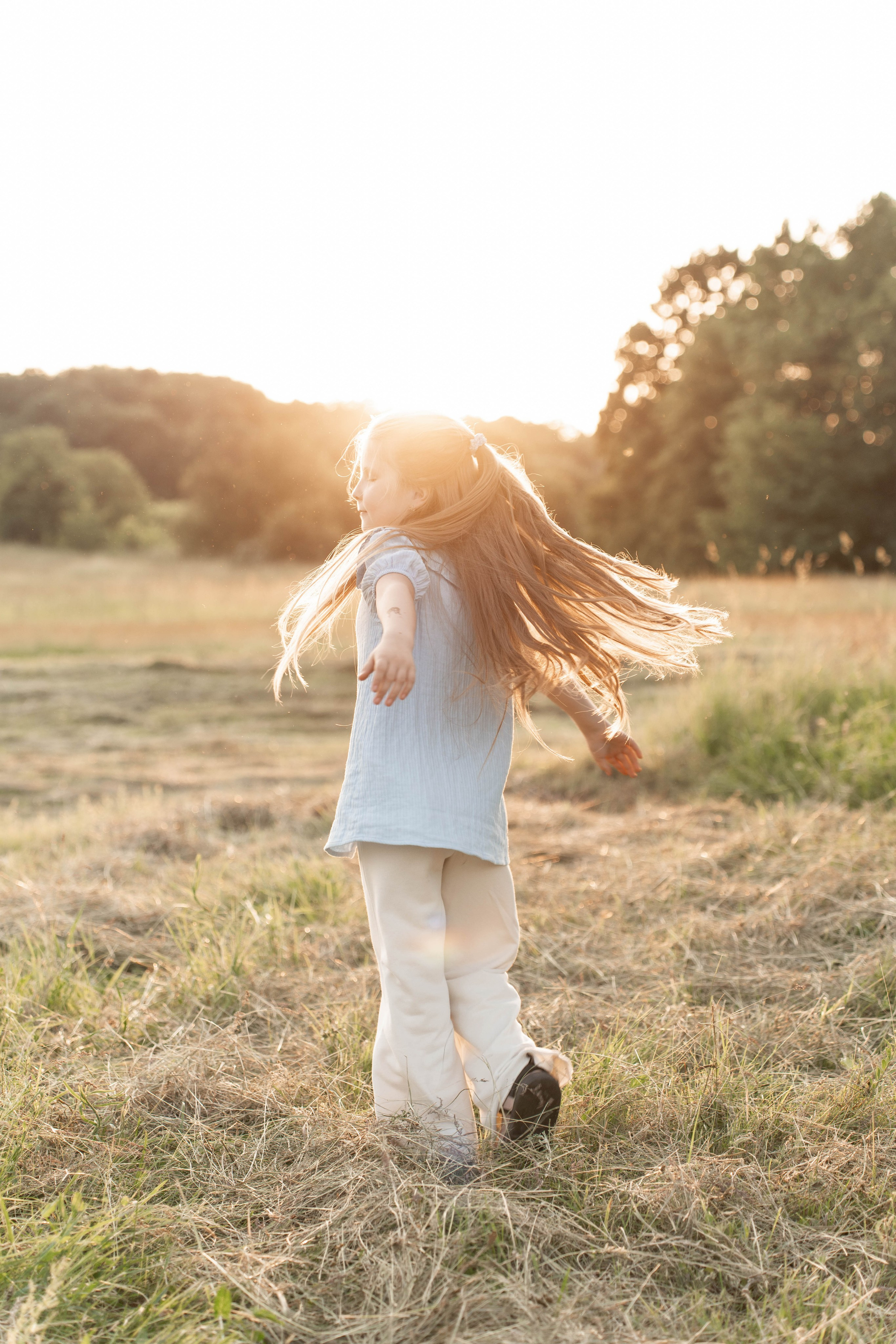 Сімейна фотосесія в Пирогово мами з двома донями. Сімейний фотограф Київ Наталія Шкаврон