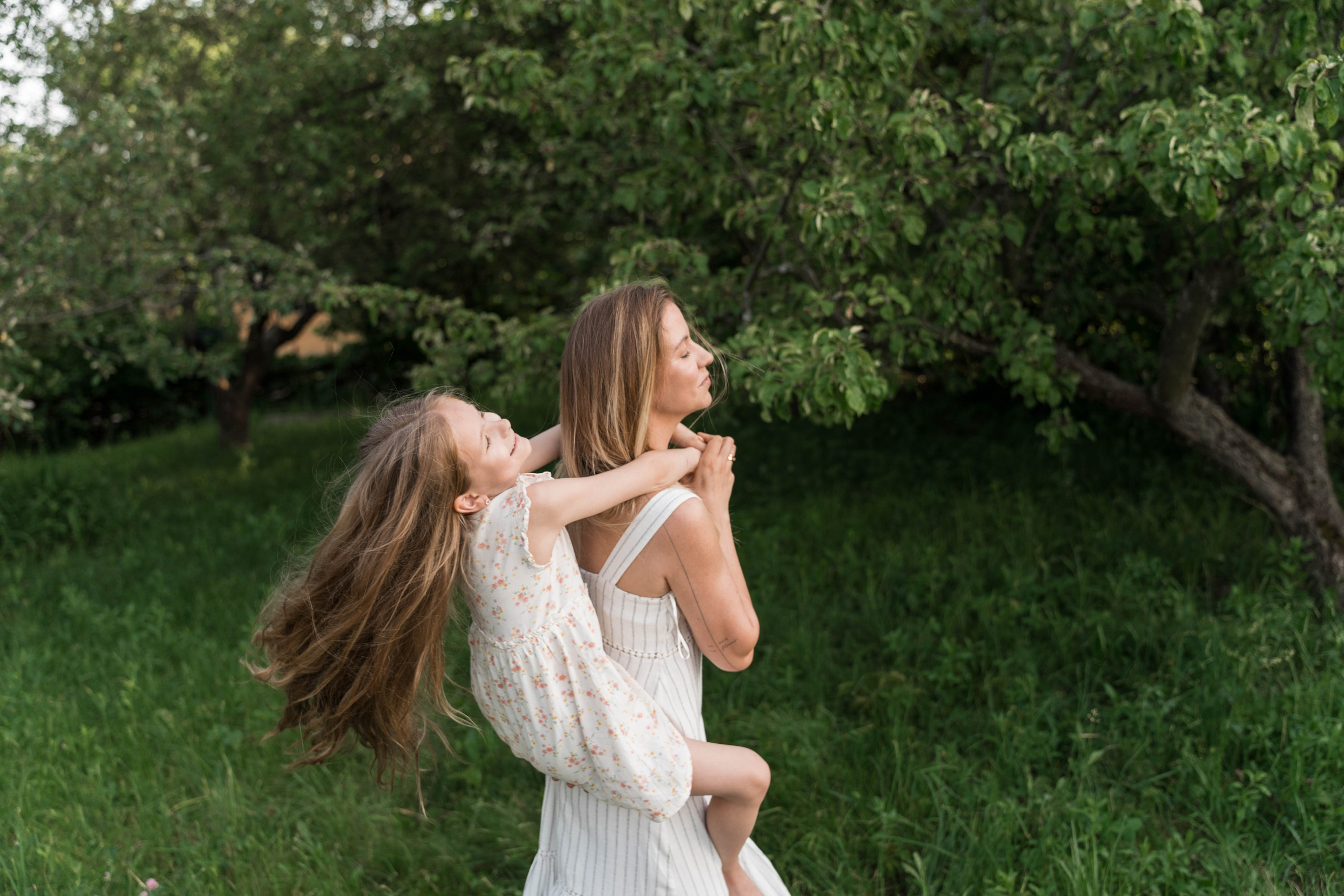 Сімейна фотосесія в Пирогово мами з двома донями. Сімейний фотограф Київ Наталія Шкаврон