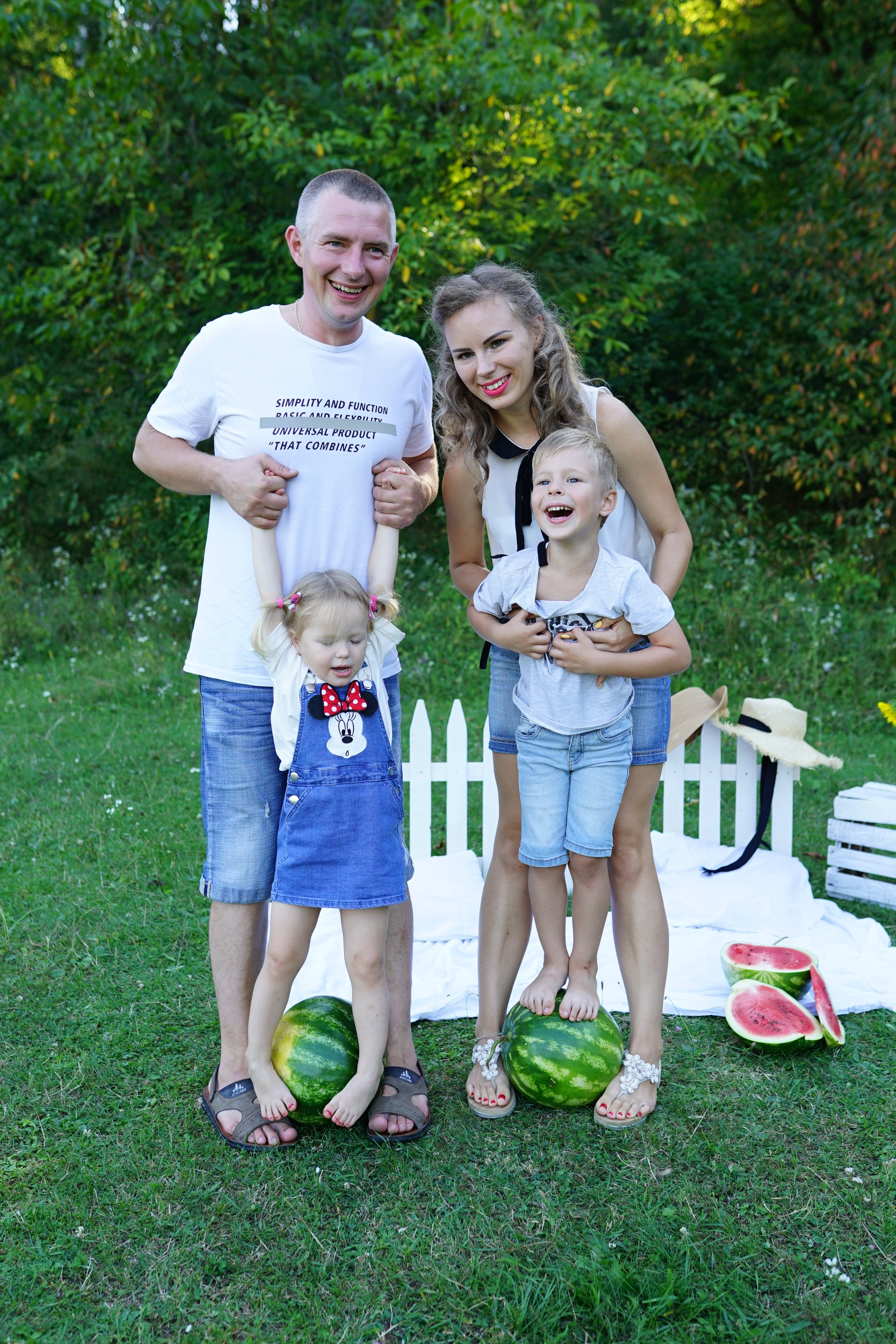 Сімейна фотосесія з кавунами. Family photographer in Kiev Natalia Shkavron