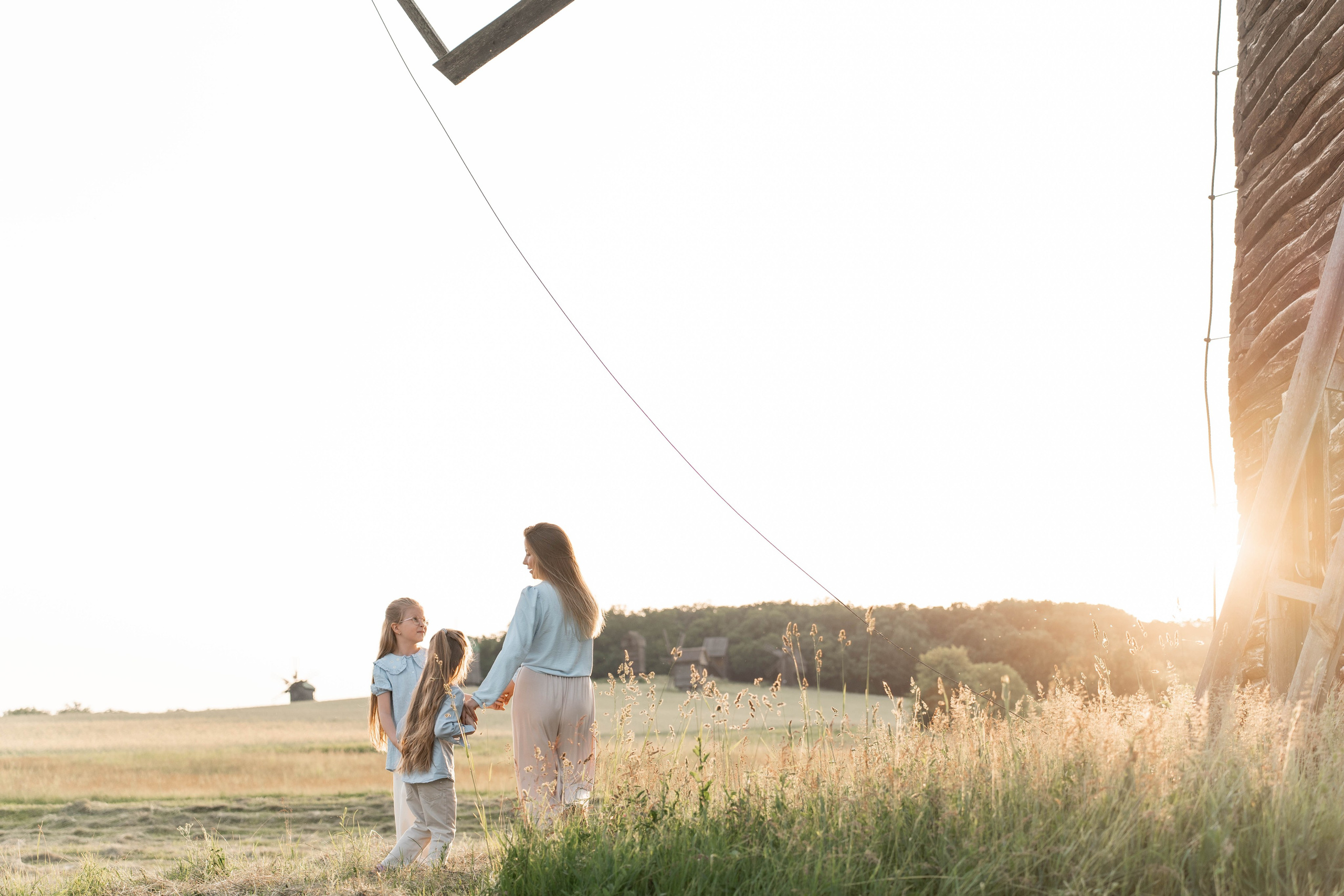 Сімейна фотосесія в Пирогово мами з двома донями. Сімейний фотограф Київ Наталія Шкаврон