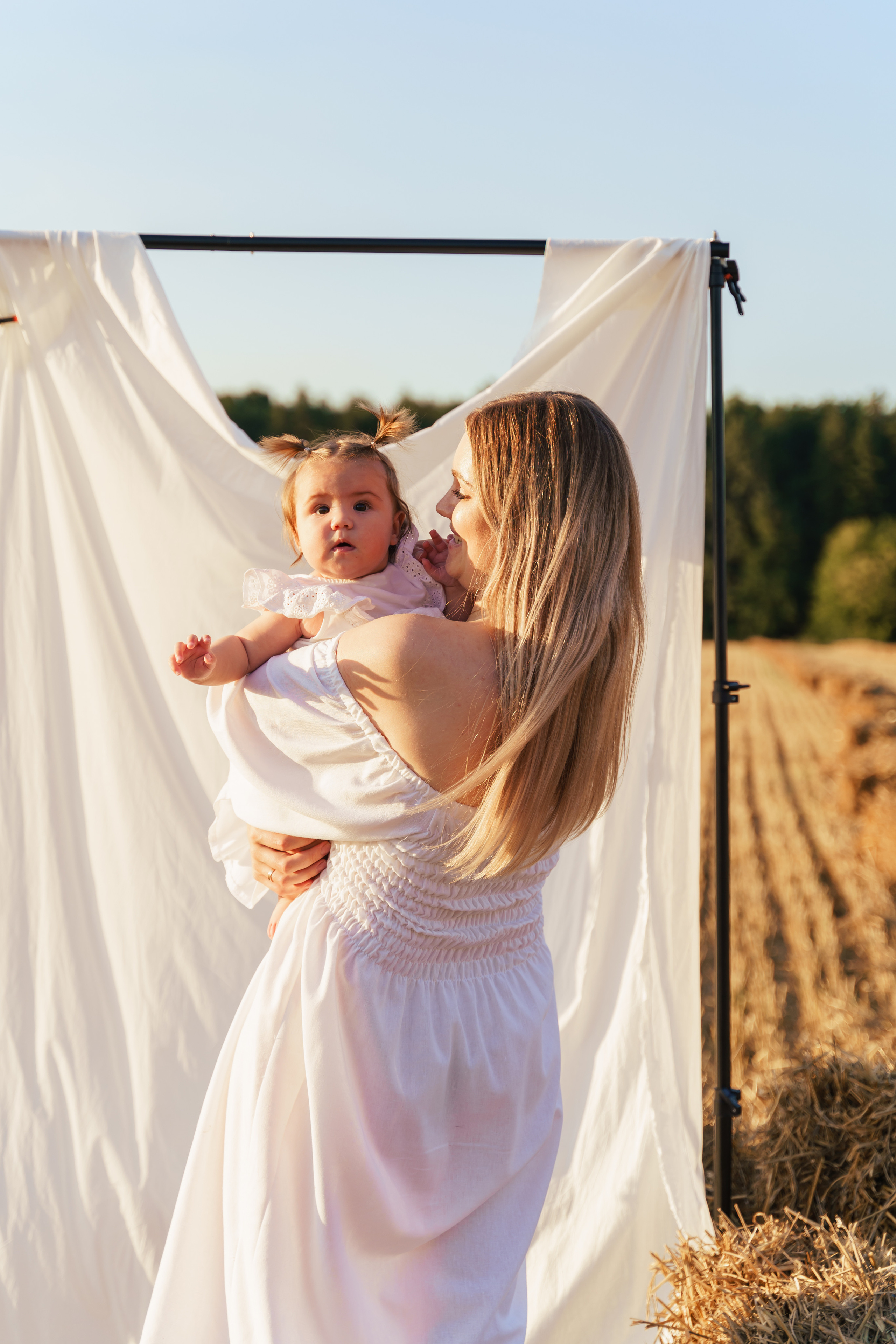 Фотосесія мама та доня в полі з тюками соломи. Сімейний фотограф Київ Наталія Шкаврон