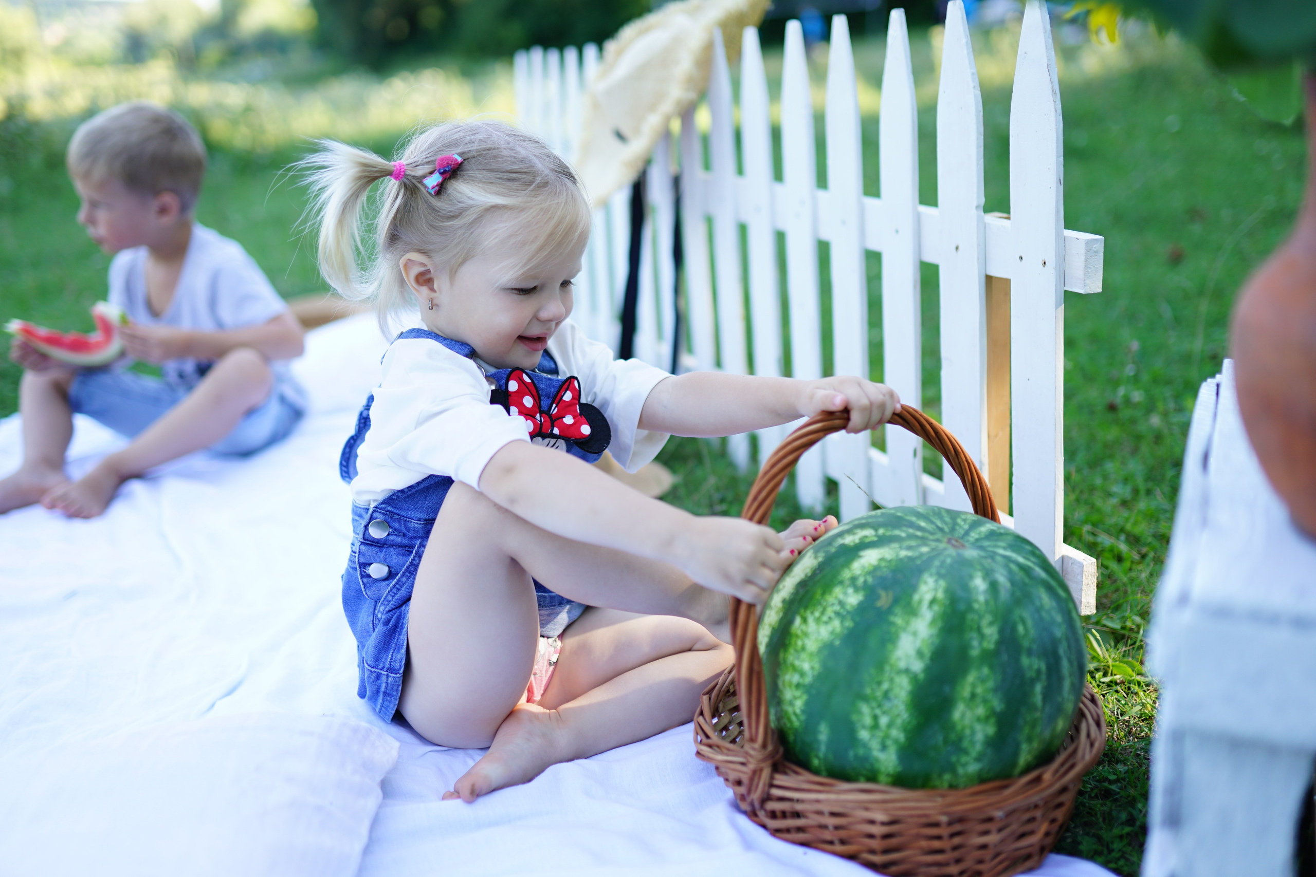 Сімейна фотосесія з кавунами. Family photographer in Kiev Natalia Shkavron