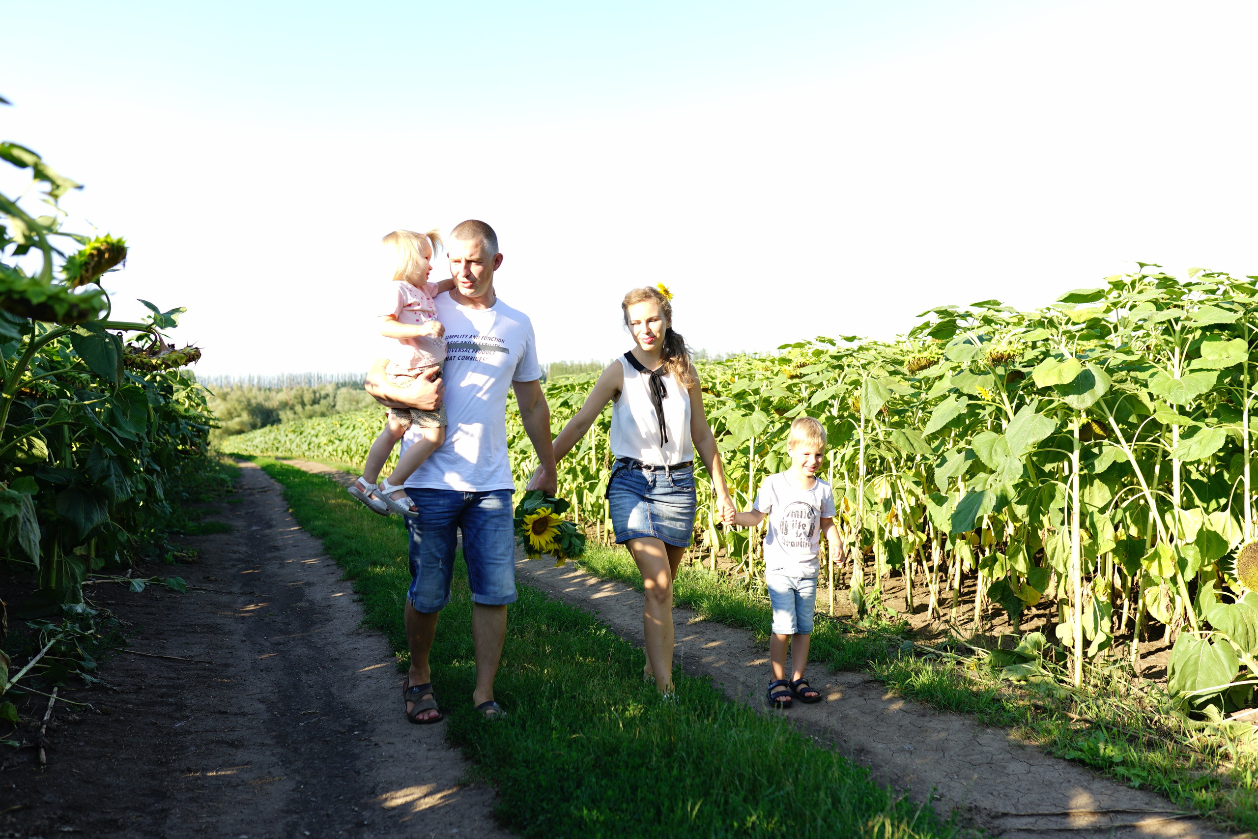 Сімейна фотосесія з кавунами. Family photographer in Kiev Natalia Shkavron