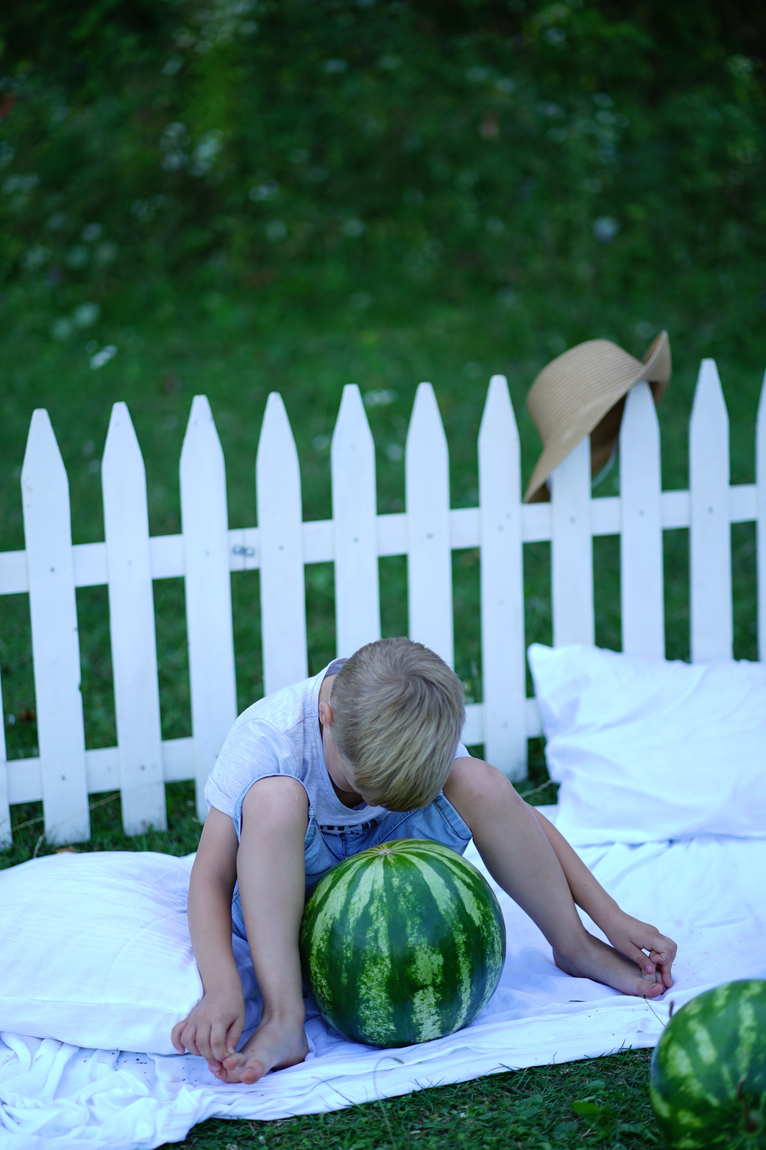 Сімейна фотосесія з кавунами. Family photographer in Kiev Natalia Shkavron