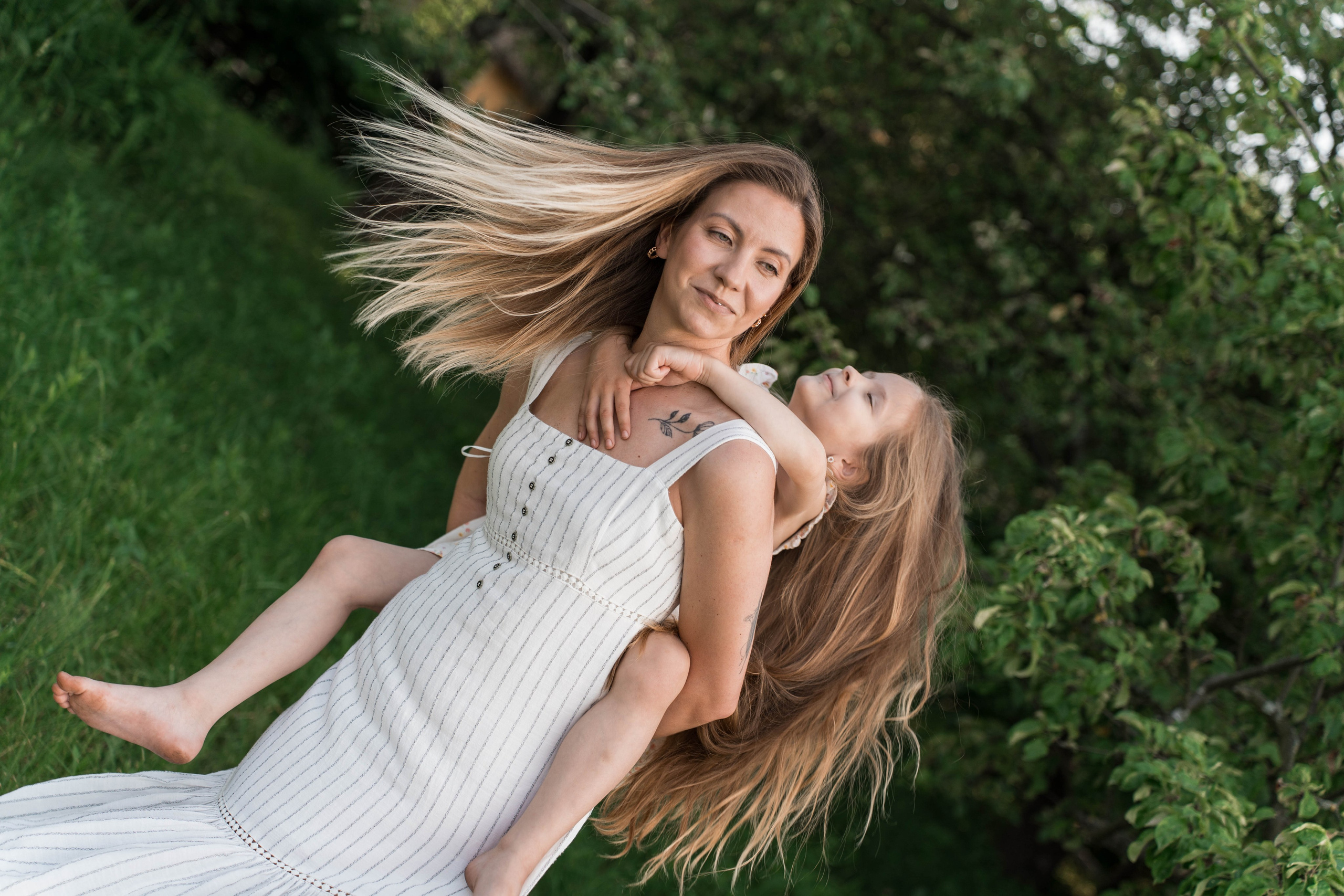 Сімейна фотосесія в Пирогово мами з двома донями. Сімейний фотограф Київ Наталія Шкаврон